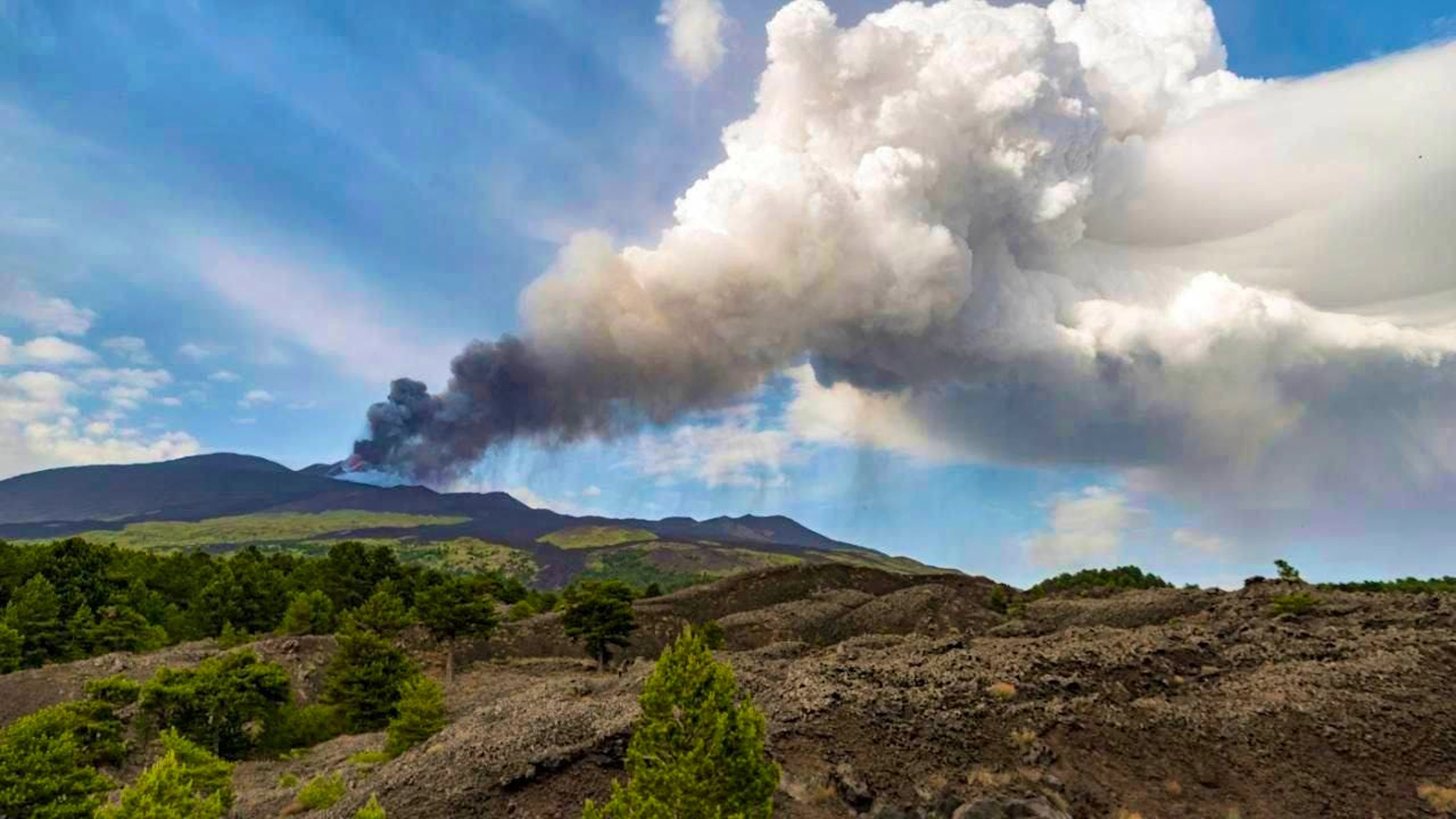 ARCHIVE - A large plume of smoke rises from the erupting south-east crater of Mount Etna, Europe's largest active volcano, on the southern Italian island of Sicily in 2021. Photo: Salvatore Allegra/AP/dpa