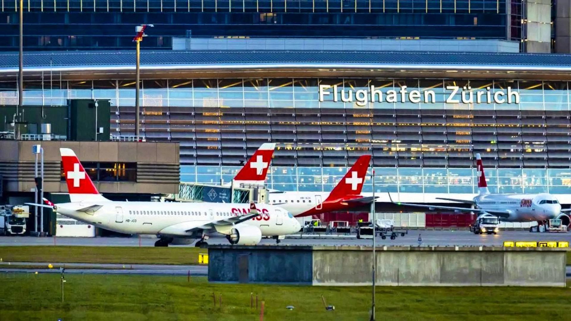 United plane aborts take-off at 264 km/h - passengers evacuated