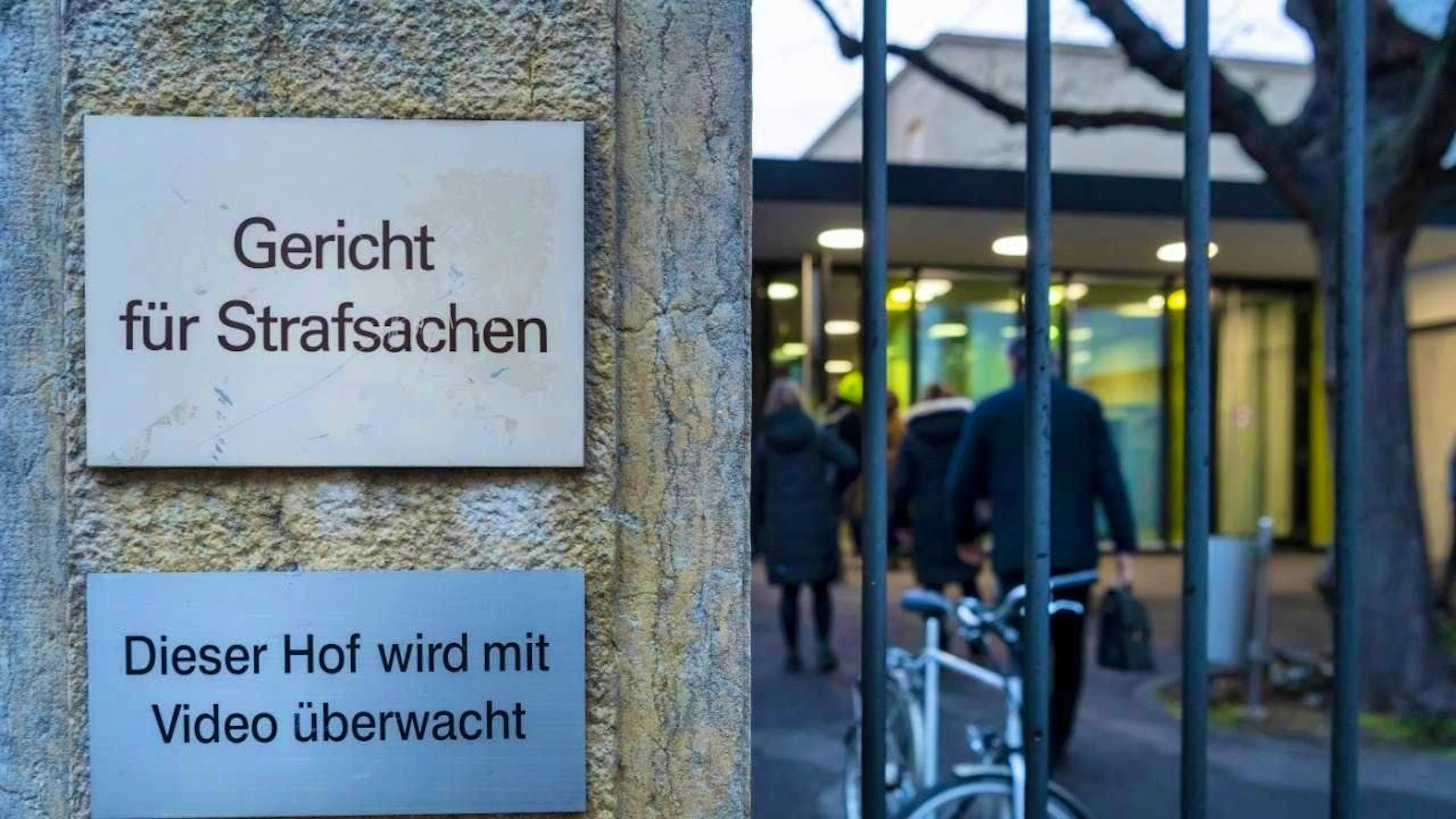 A man accused of murdering a cab driver had to answer to the Basel-Stadt criminal court on Monday. (archive picture)