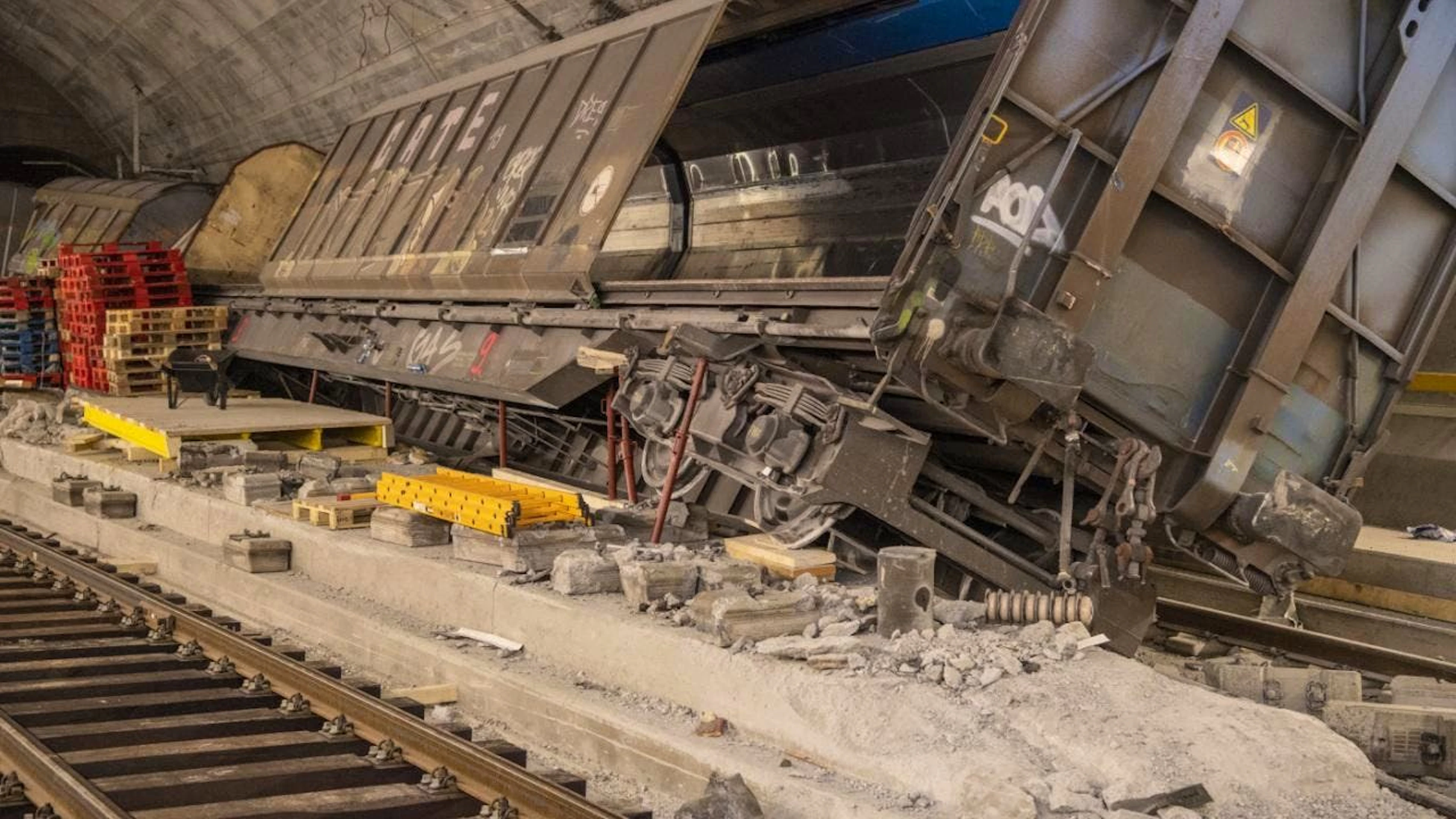 Des wagons d'un train marchandises après l'accident survenu dans le tunnel de base du Gothard près de Faido en août 2023.