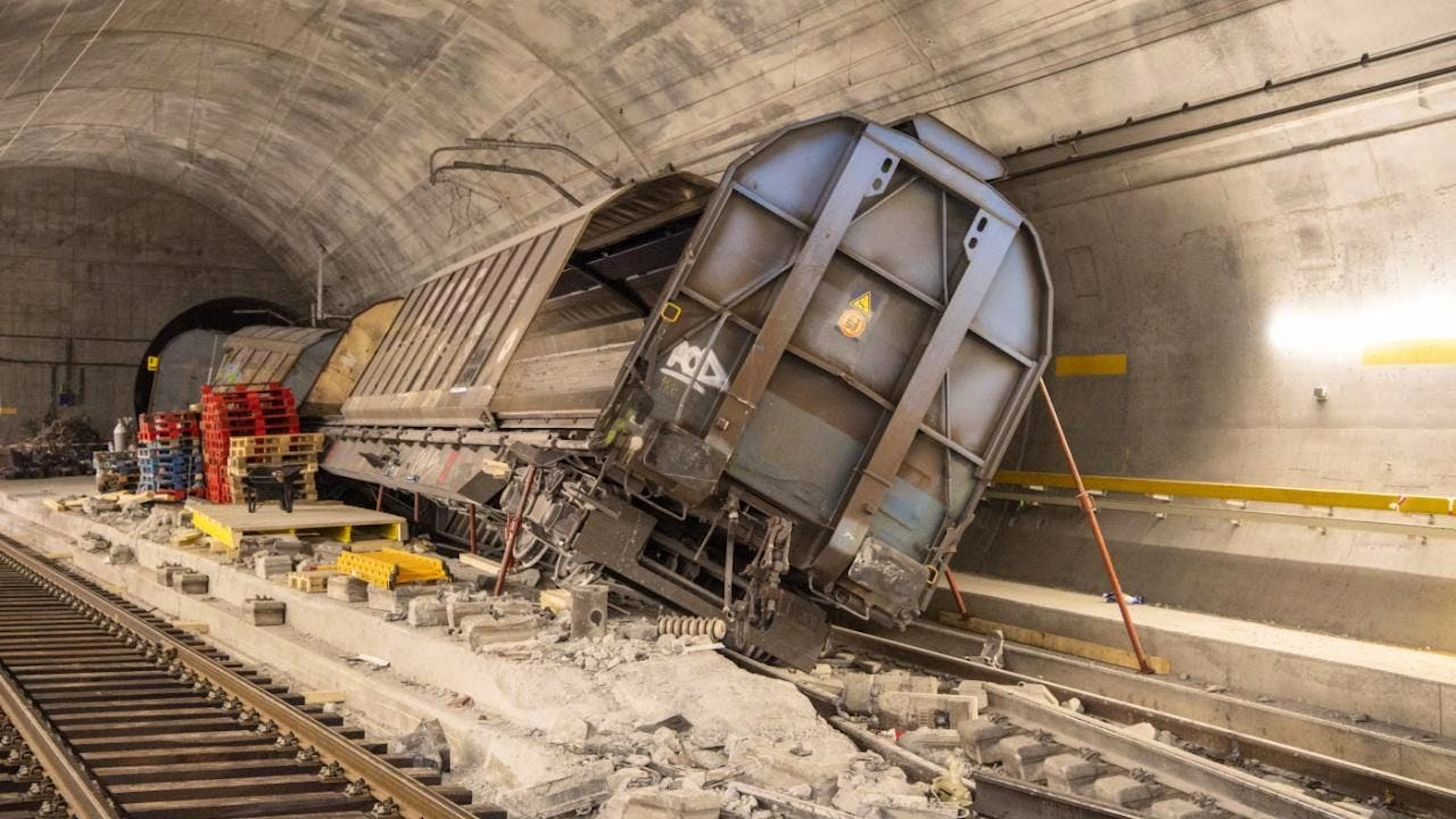 Die Schäden an Rollmaterial und Infrastruktur waren nach der Güterzug-Entgleisung im Gotthard-Basistunnel laut SBB beträchtlich. Verletzt wurde hingegen niemand. (Archivbild)