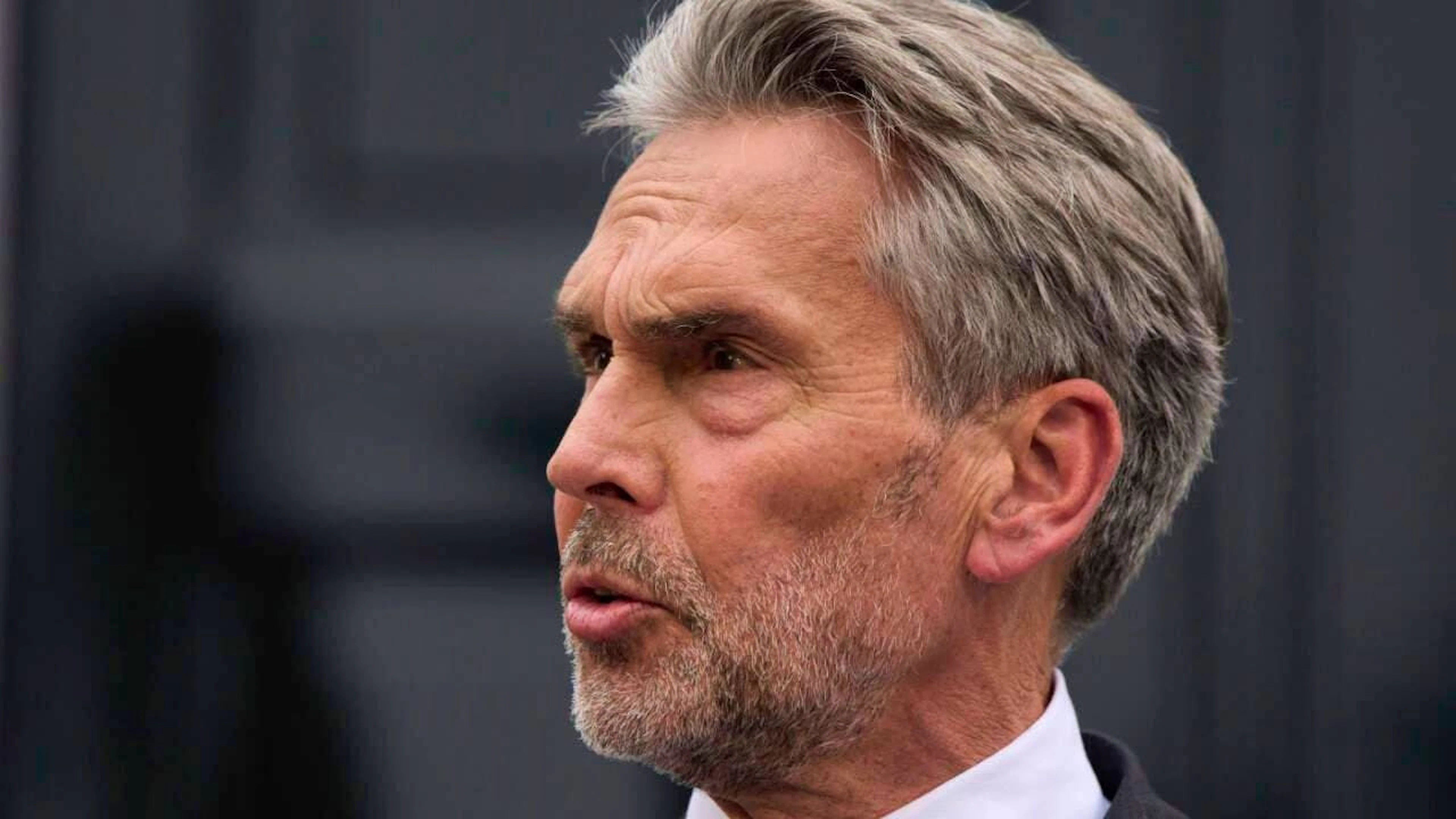 Der niederländische Premierminister Dick Schoof spricht nach einer Sondersitzung des Ministerrats im Catshuis. In den Niederlanden soll es nach dem Bruch der Regierungskoalition eine Neuwahl geben. Foto: Peter Dejong/AP/dpa