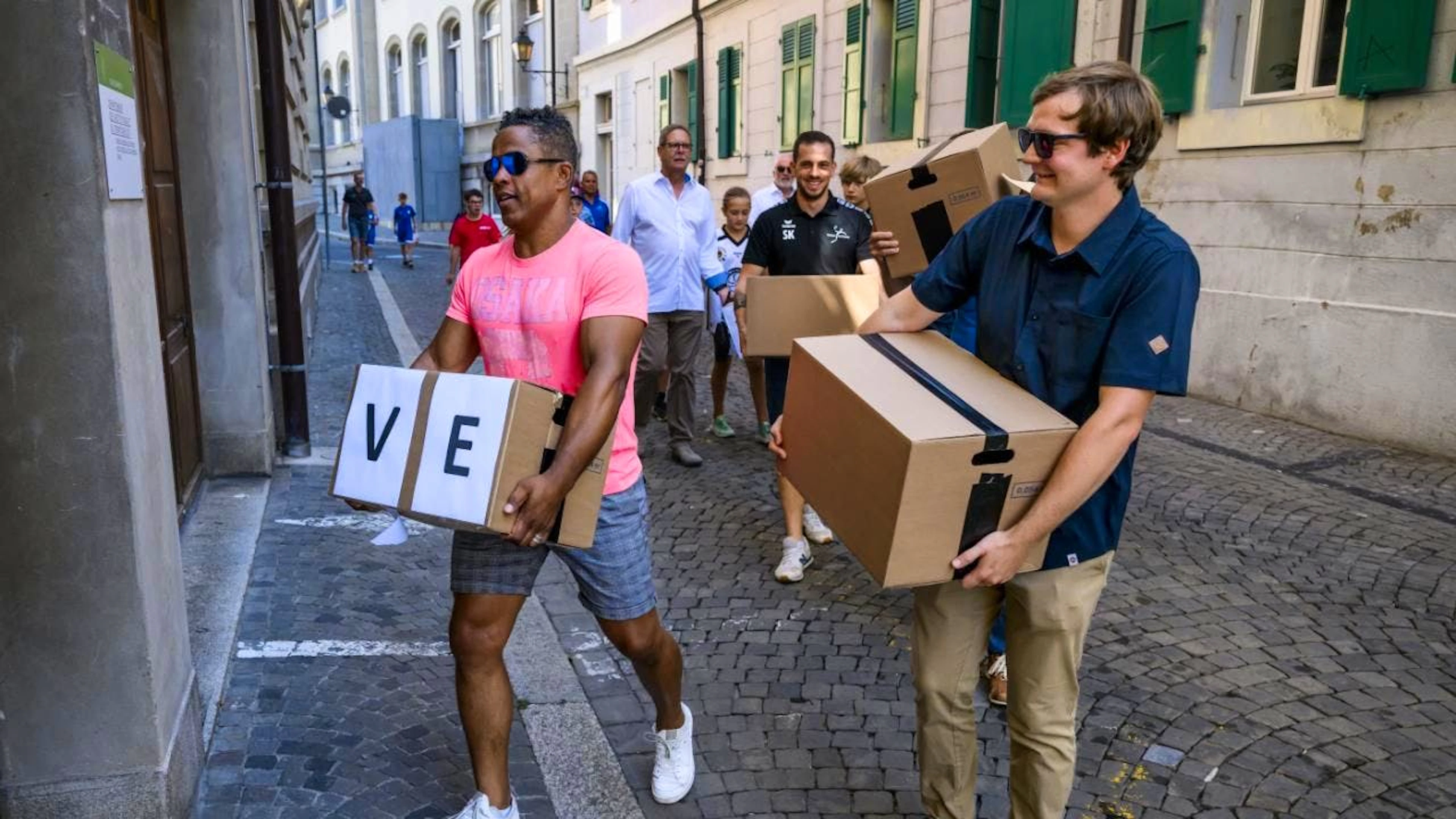 Instigateurs de l'initiative populaire pour le sport en 2022, les députés Sergei Aschwanden et Sébastien Cala ont annoncé mardi retirer leur texte, satisfaits du contre-projet du Conseil d'Etat (archives).