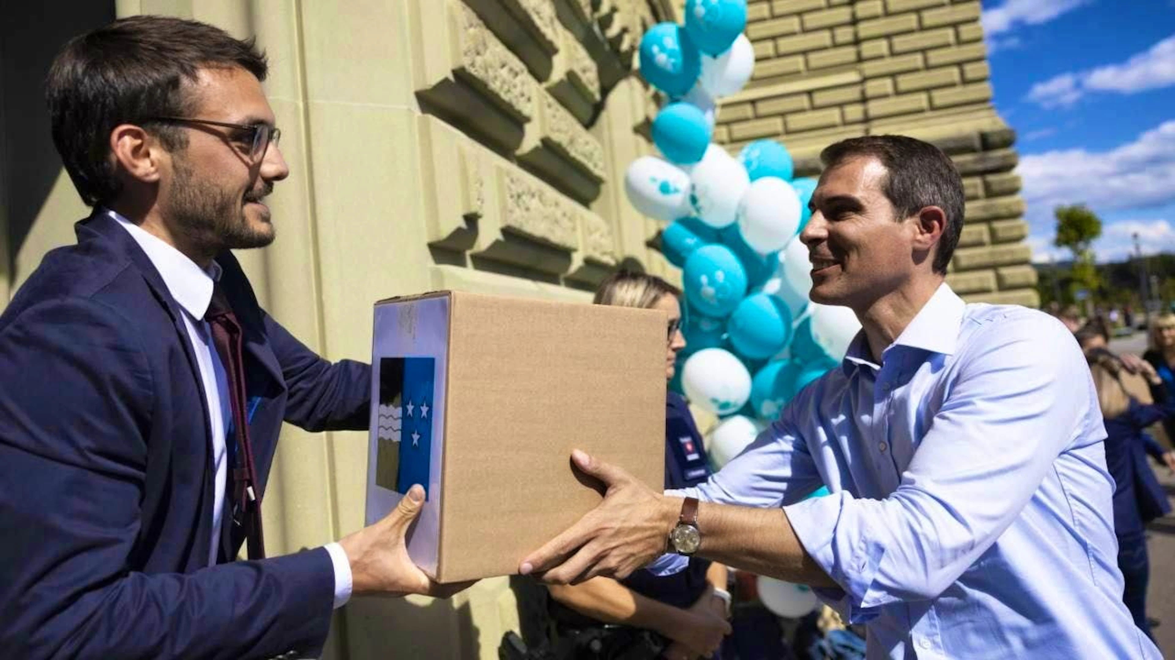 FDP Councillor of States Thierry Burkart (AG) submits signatures for the tax justice initiative. Parliament supported the proposal to tax every person in Switzerland individually, regardless of marital status, by a narrow majority. (Archive image)