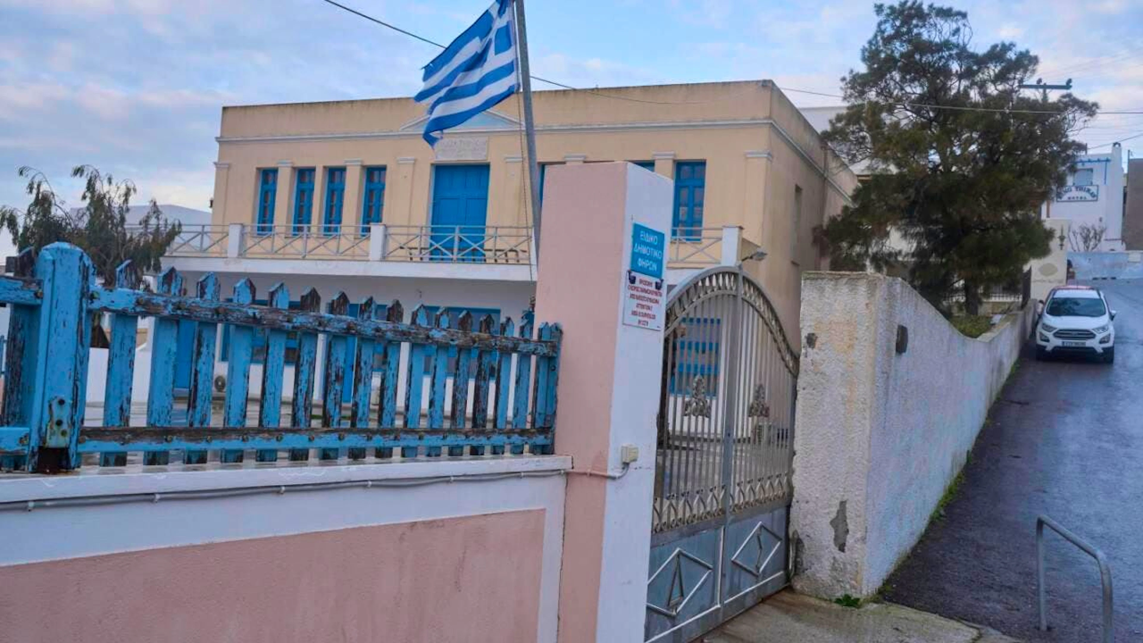 ARCHIV - Eine griechische Flagge weht vor einer geschlossenen Grundschule. Foto: Petros Giannakouris/AP/dpa