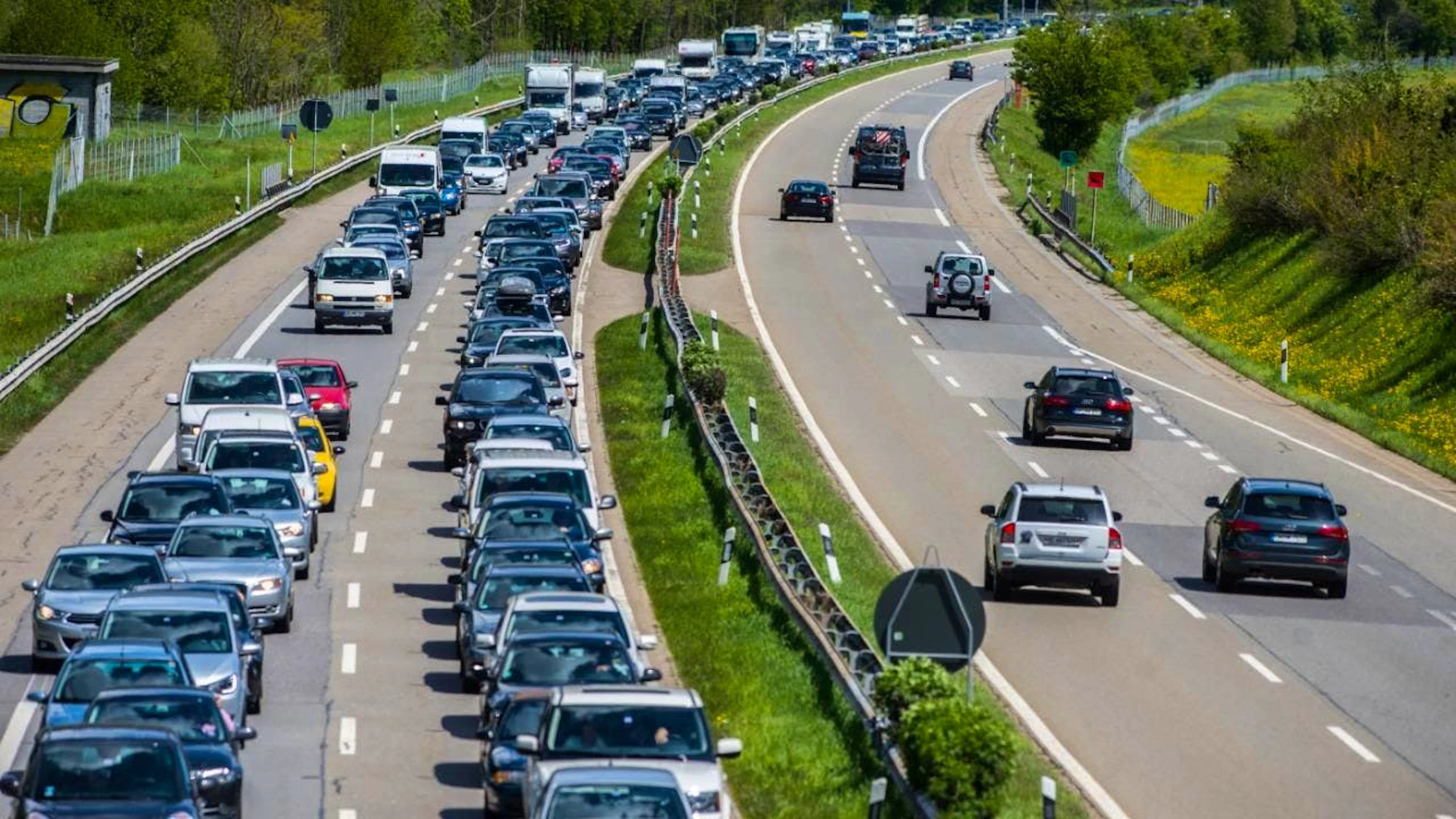 Comme tous les ans : embouteillage de Pentecôte devant le tunnel routier du Gothard. (photo d'archives)