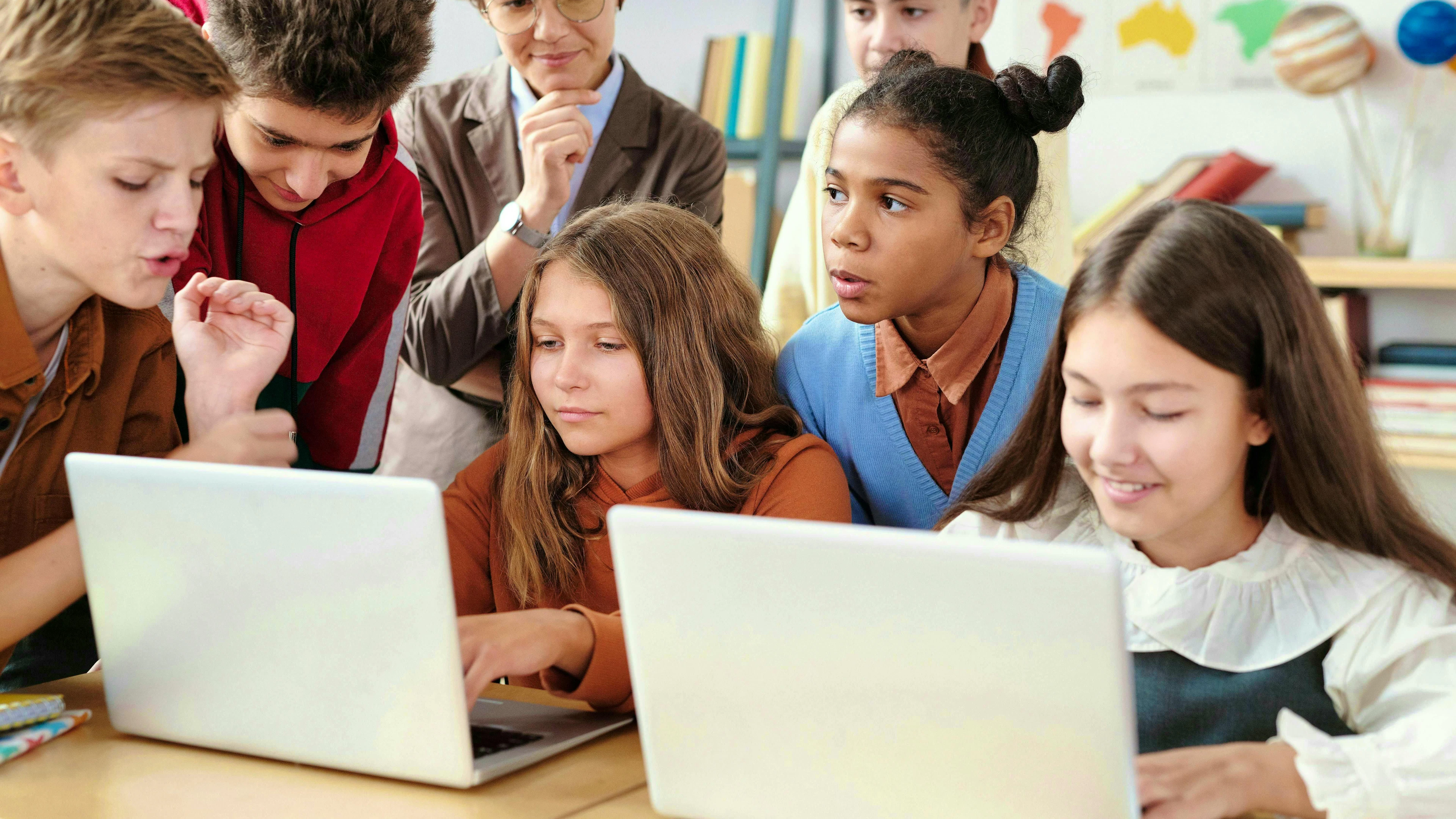 La plus haute responsable pédagogique de Suisse a proposé un complément au programme scolaire 21 qui inclut des compétences liées à l'IA (photo prétexte, archives).