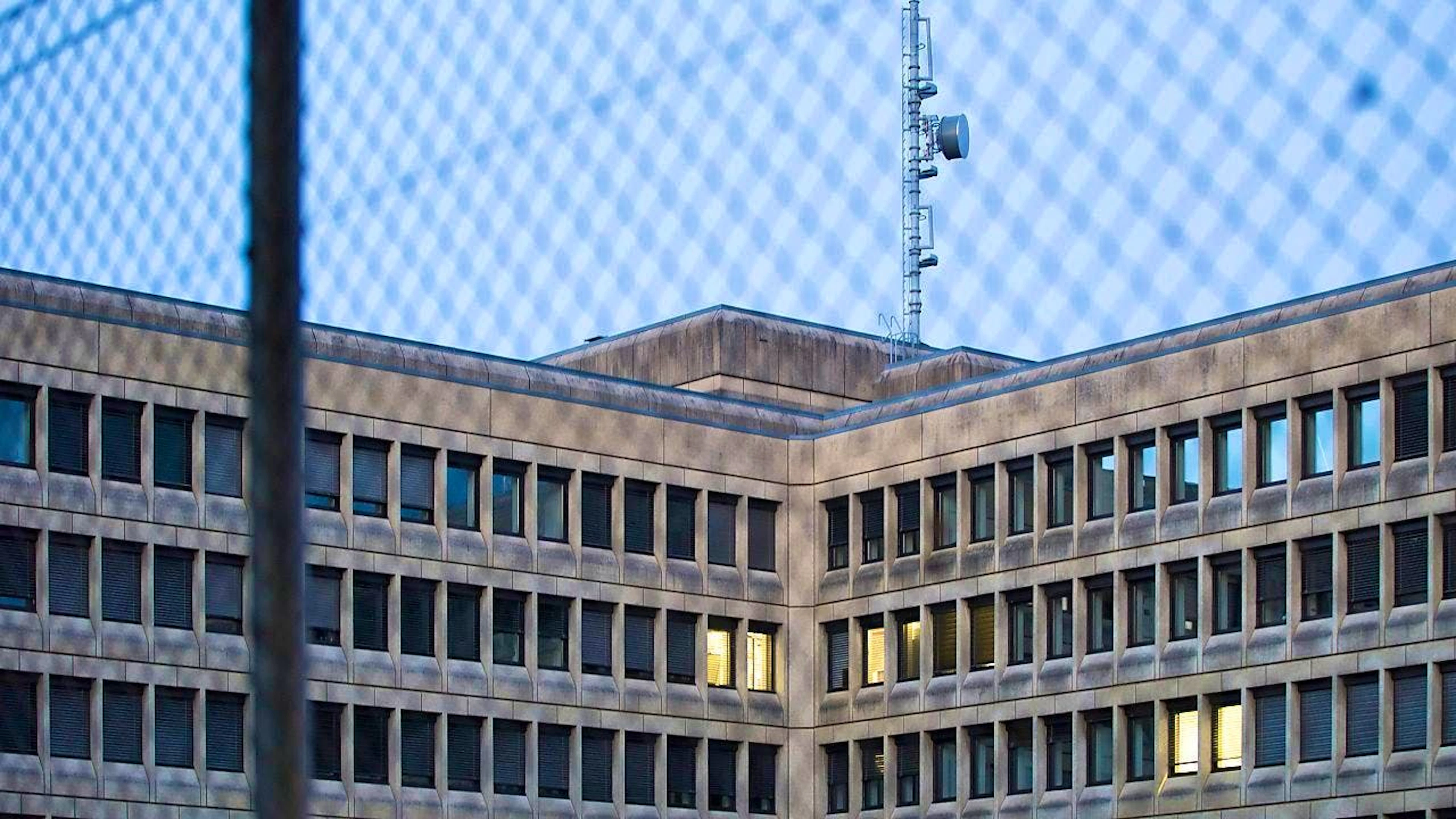 An employee of the Swiss intelligence service is alleged to have supplied a Russian IT company with data.