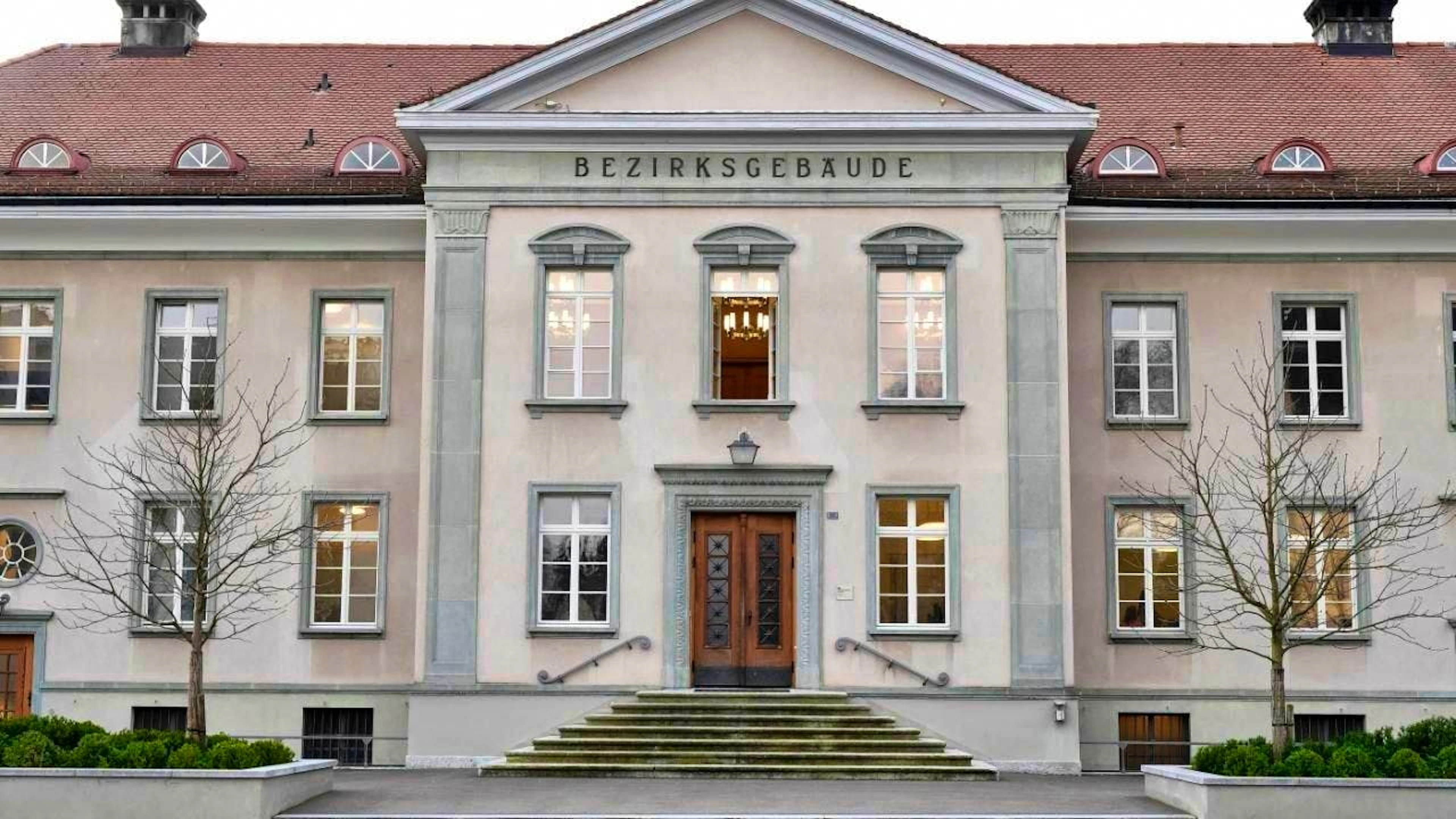 A 40-year-old man had to answer to the Bülach District Court on Wednesday for the murder of his ex-wife. (symbolic image)