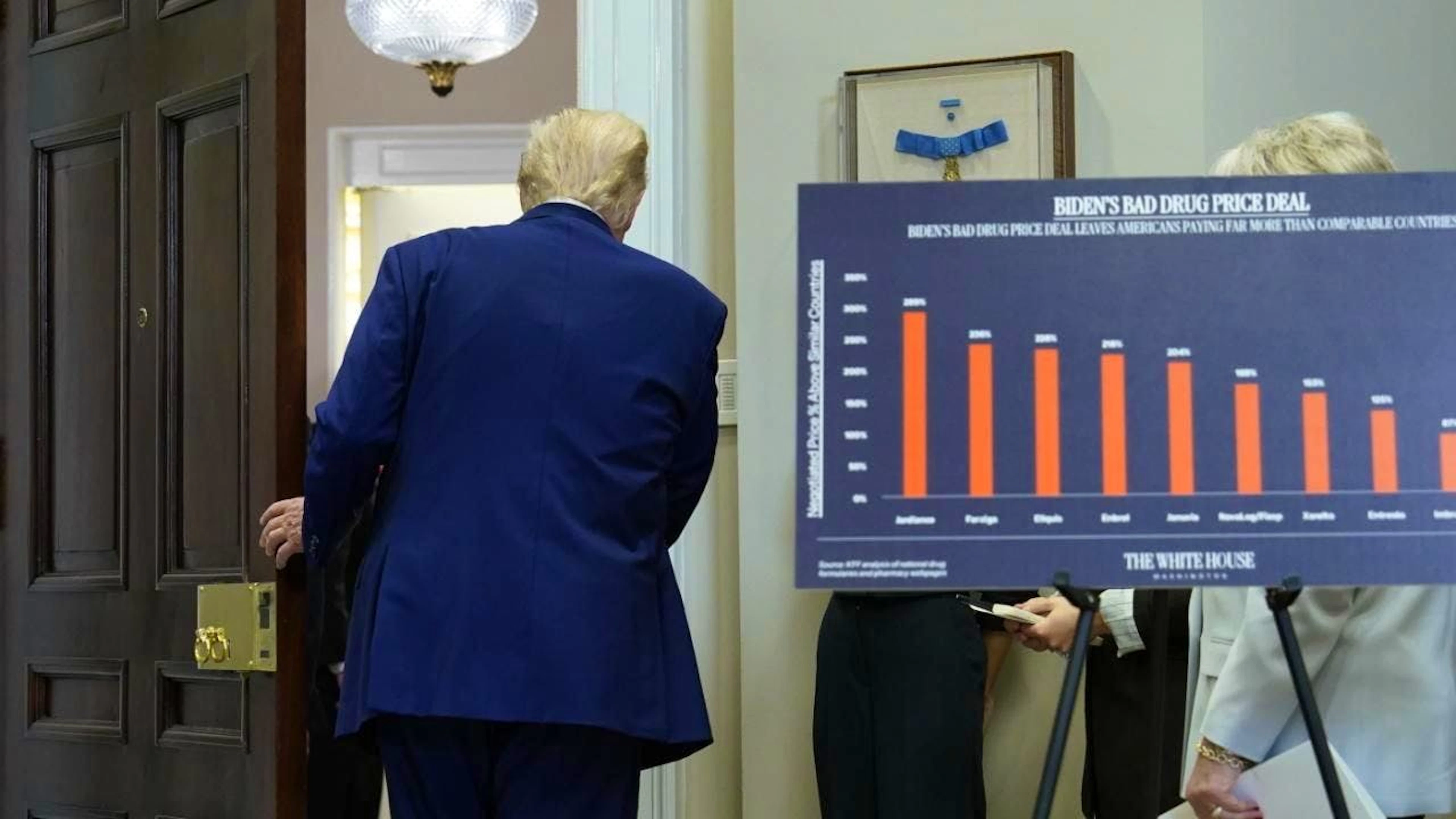 Après un mois de mars record, le déficit commercial des Etats-Unis a été divisé par plus de deux au mois d'avril. Ici, Donald Trump à la Maison Blanche.
