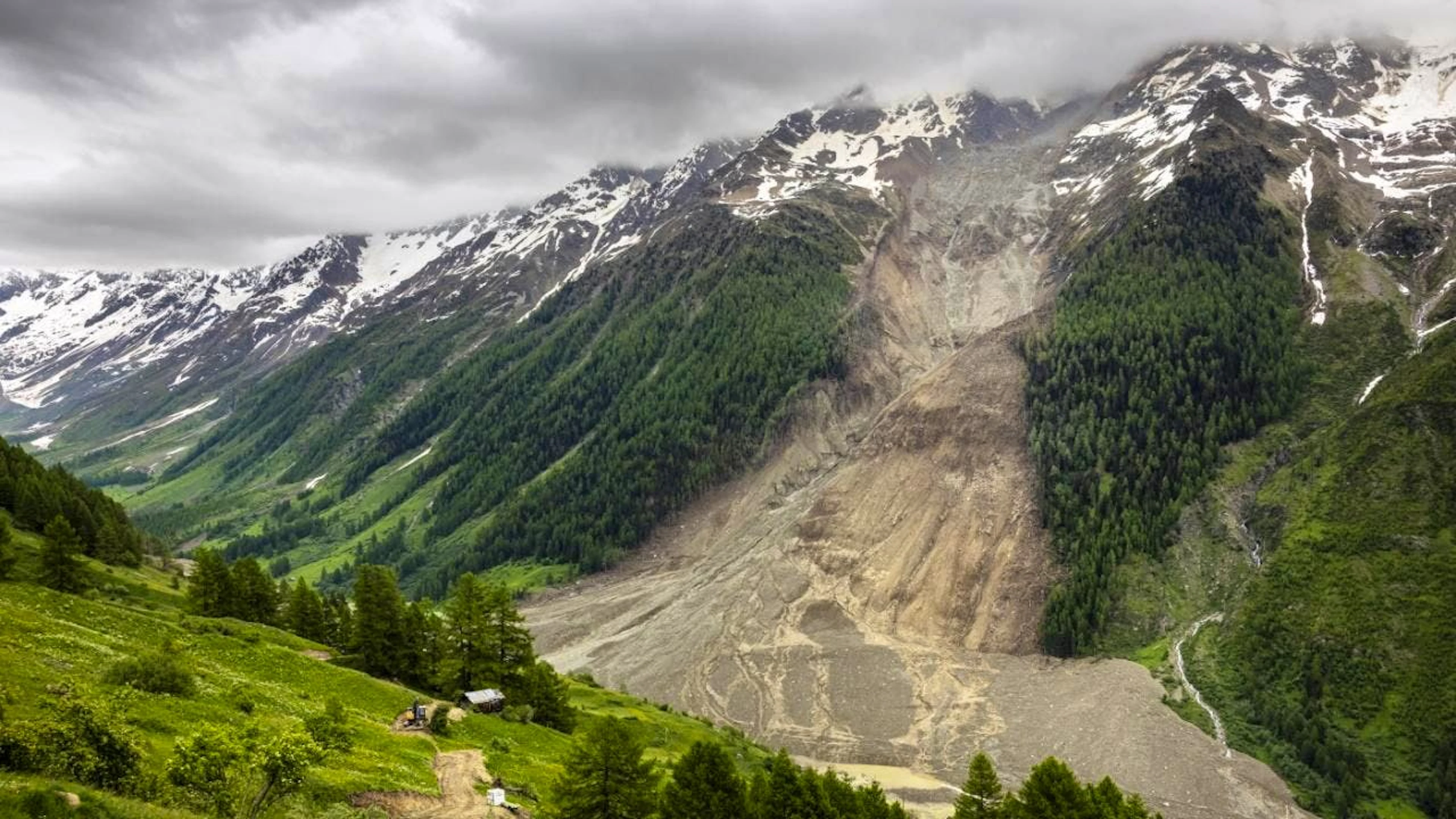 Une grande partie du village de Blatten, situé dans la vallée du Lötschental (VS), a été ensevelie sous des masses de glace, de boue et de rochers.