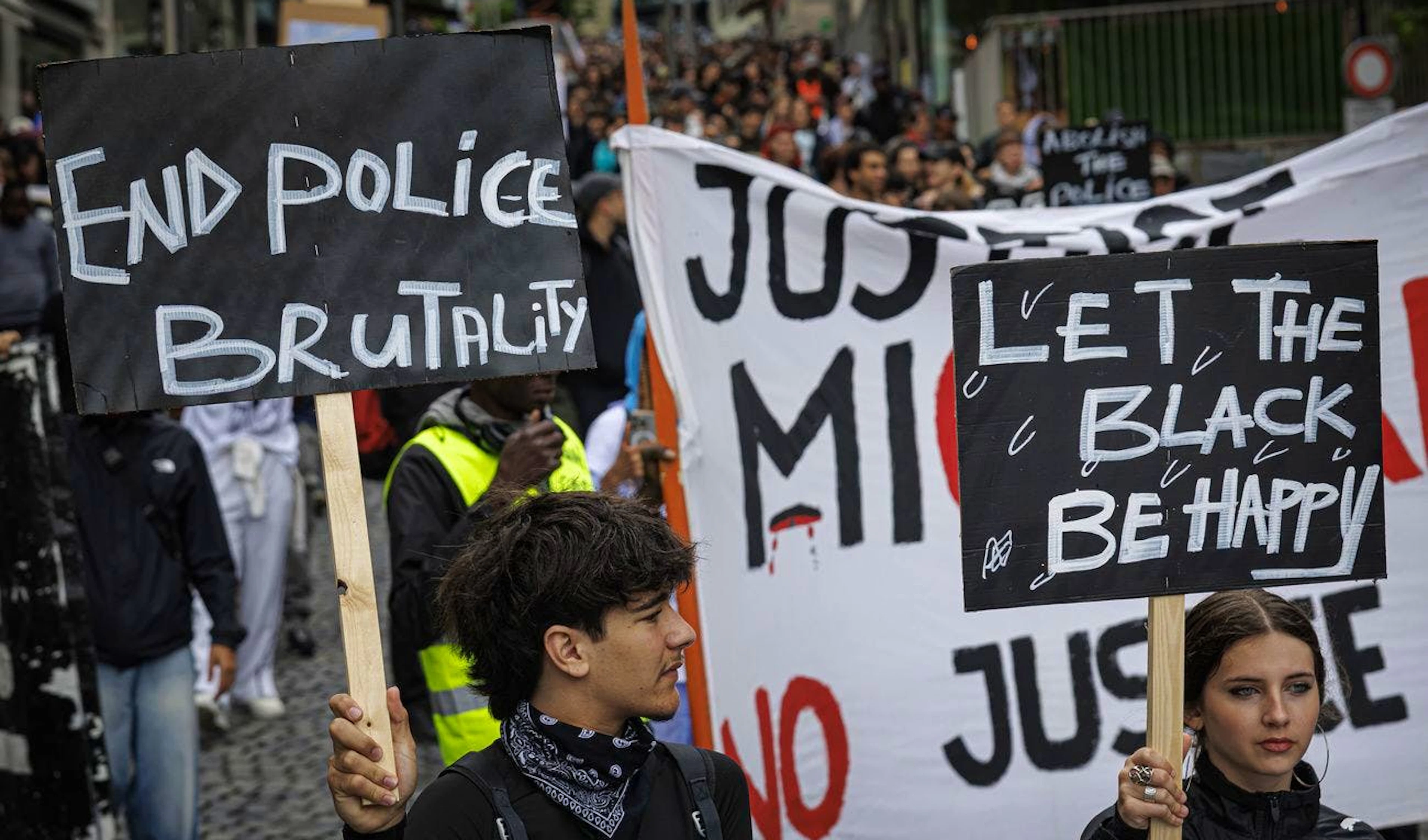 Am Samstag, den 7. Juni 2025, demonstrieren Menschen zum Gedenken an Michael, der am 25. Mai verstorben ist, vor dem Hauptquartier der Stadtpolizei Lausanne.