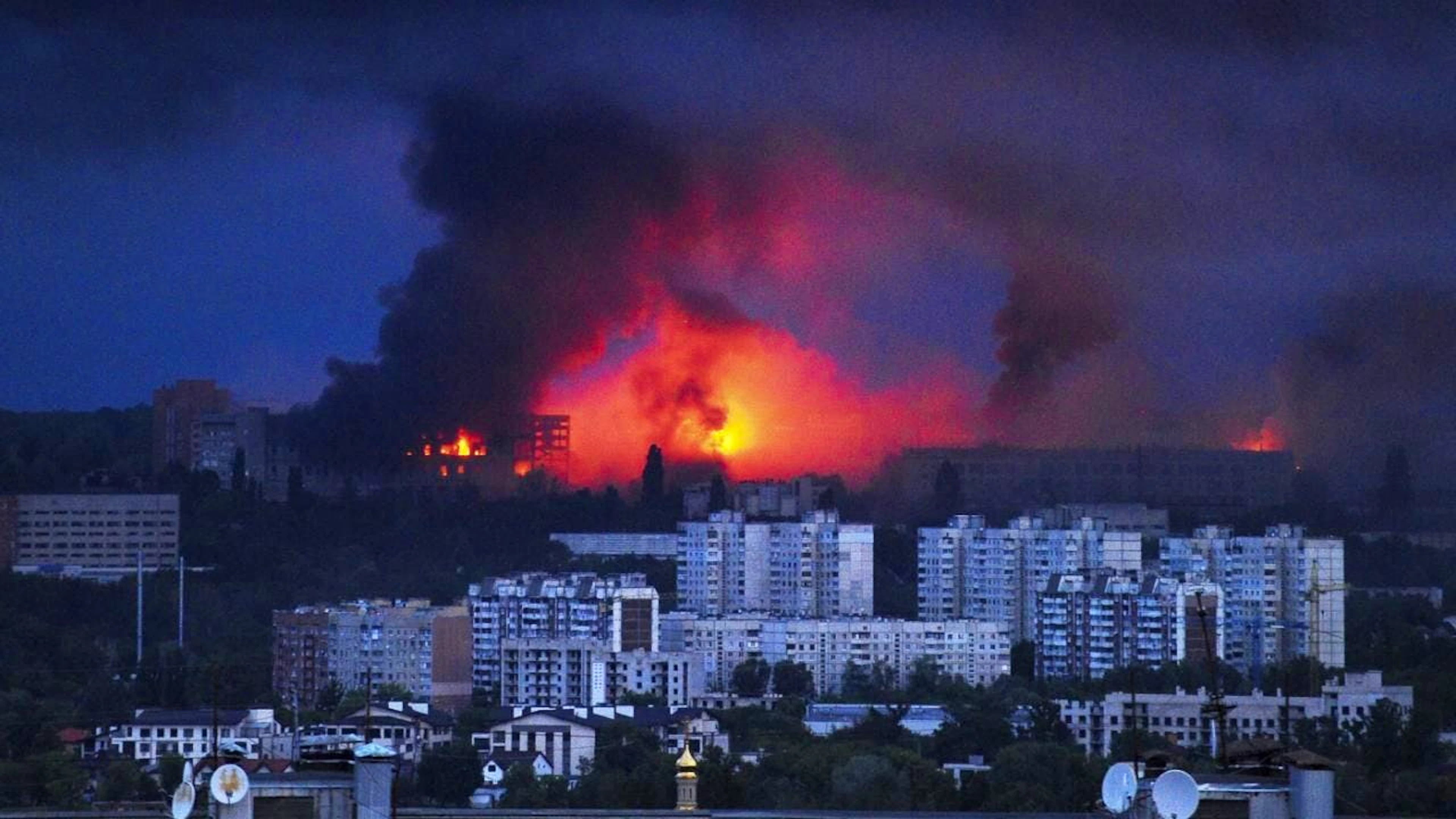 Des flammes et de la fumée s'élèvent du site où un missile russe a frappé un quartier résidentiel à Kharkiv, en Ukraine, samedi.