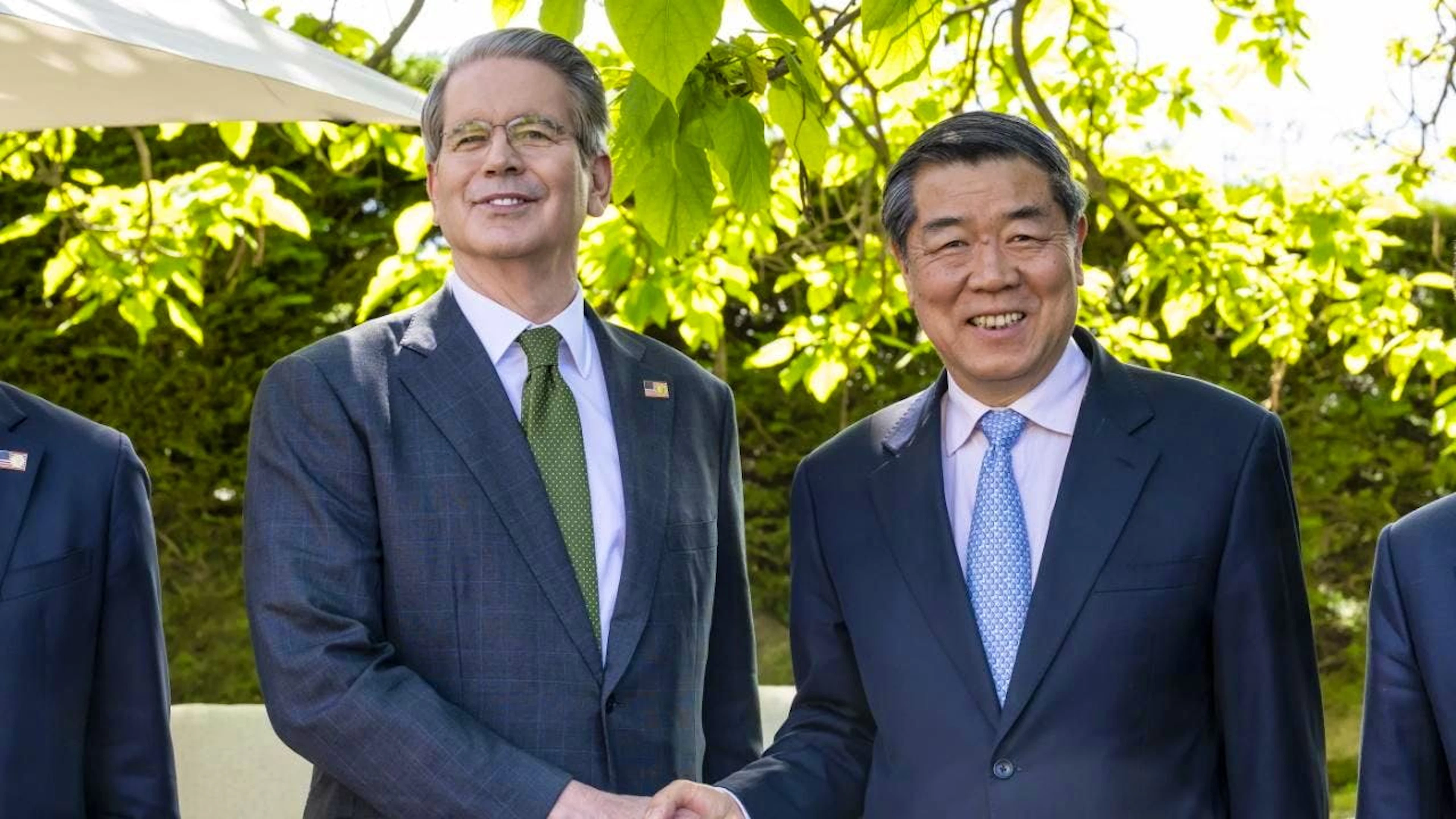 Après un premier round de discussions à Genève en mai, le secrétaire américain au Trésor Scott Bessent (à gauche) et le Vice-Premier ministre chinois He Lifeng se rencontrent lundi à Londres dans un lieu tenu secret pour de nouvelles négociations commerciales (archives).