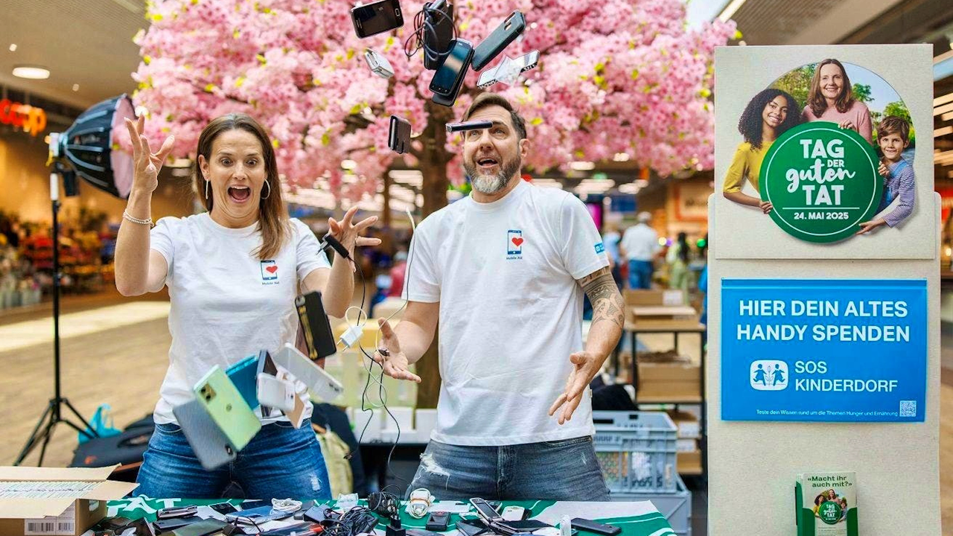 A l'occasion de la Journée de la bonne action, Michèle et Manu Burkart ont reçu des téléphones portables dans la filiale Coop de Winterthour.