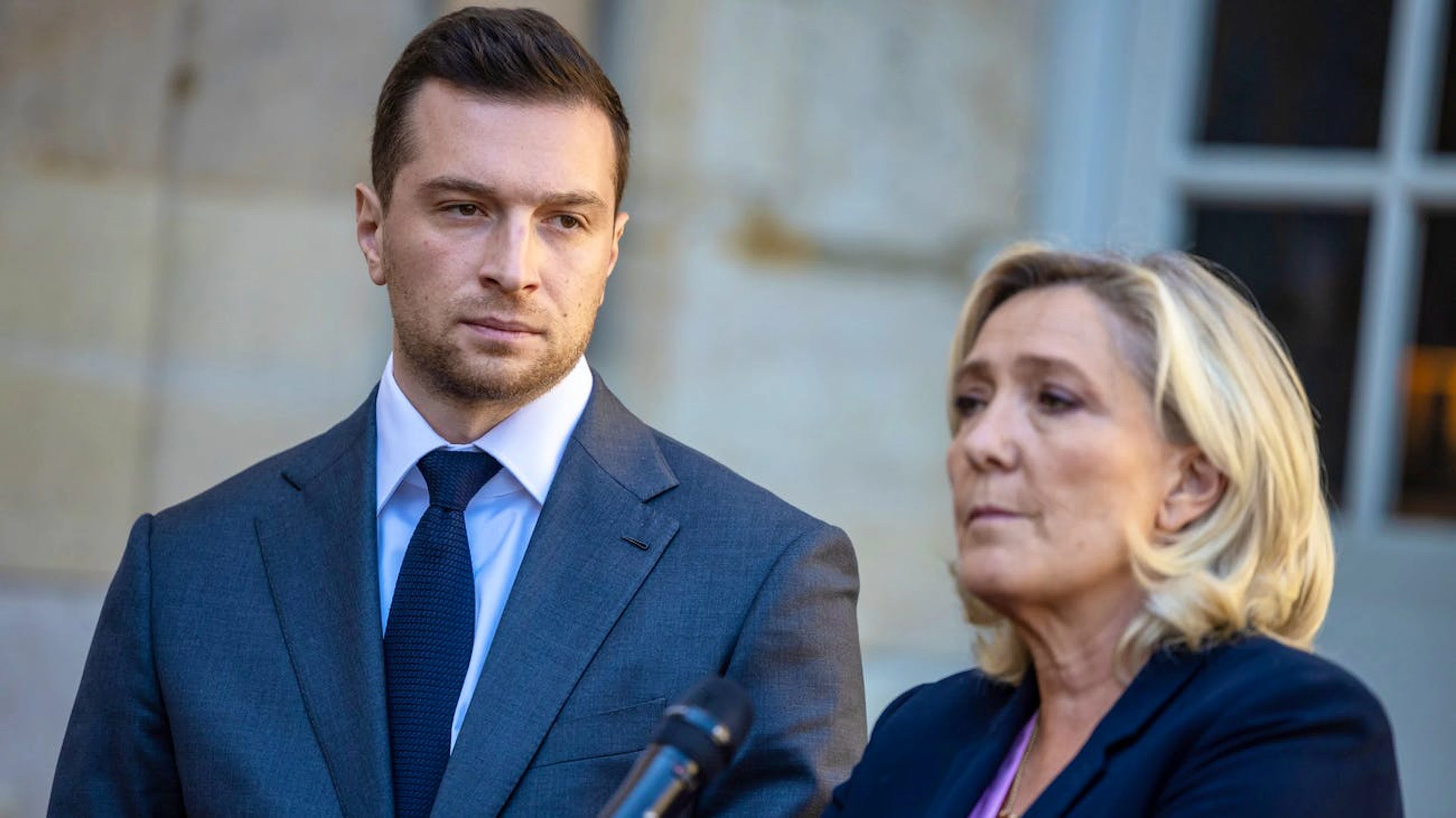 Marine Le Pen et Jordan Bardella s'affichent ensemble lundi dans le Loiret lors d'un meeting avec plusieurs de leurs partenaires continentaux.