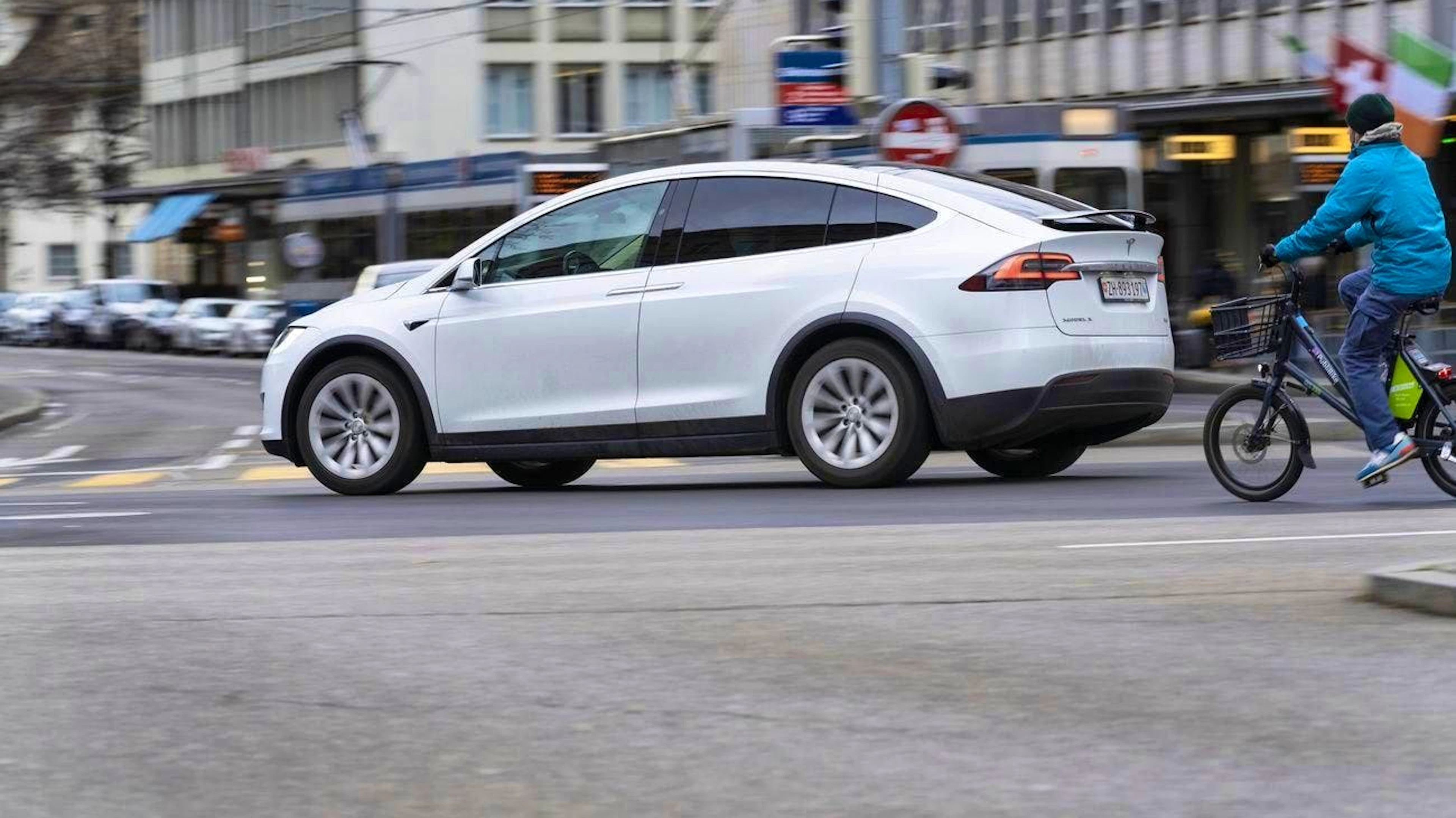 Users of electric cars - such as the Tesla brand - may one day have to pay a traffic tax in Zurich.