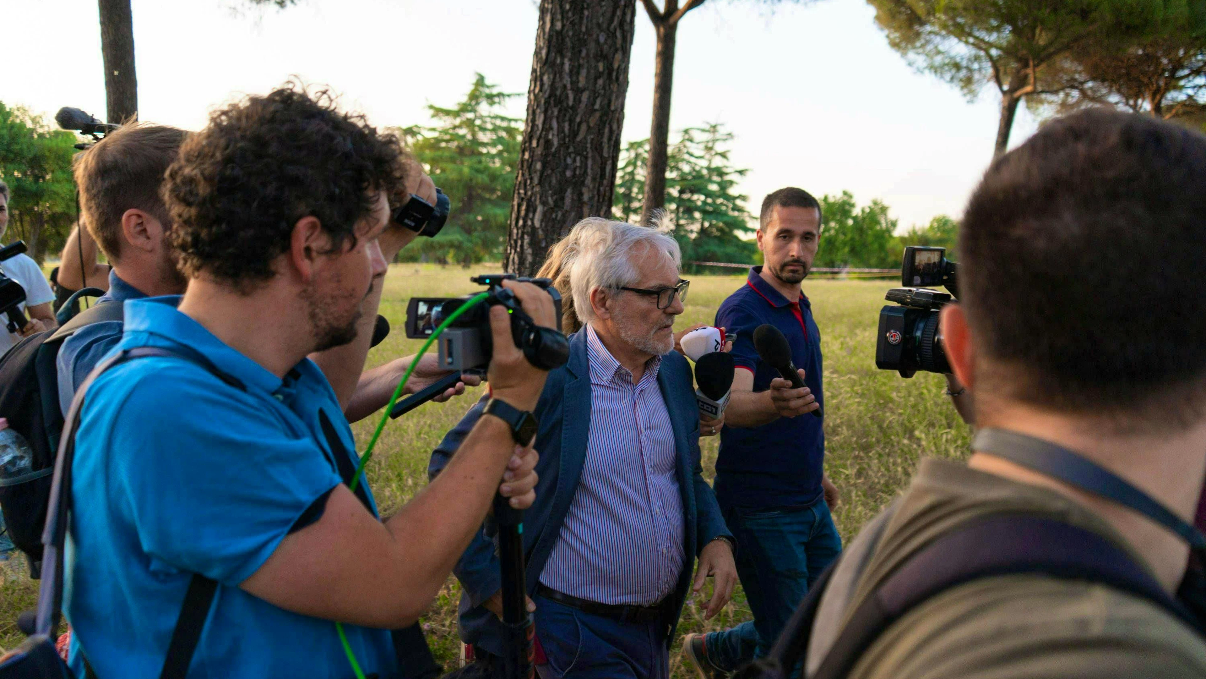 The case is making big headlines in Italy. The police are assuming it was a double murder. In the center of the photo: public prosecutor Verdi Sergio Pannocchia.