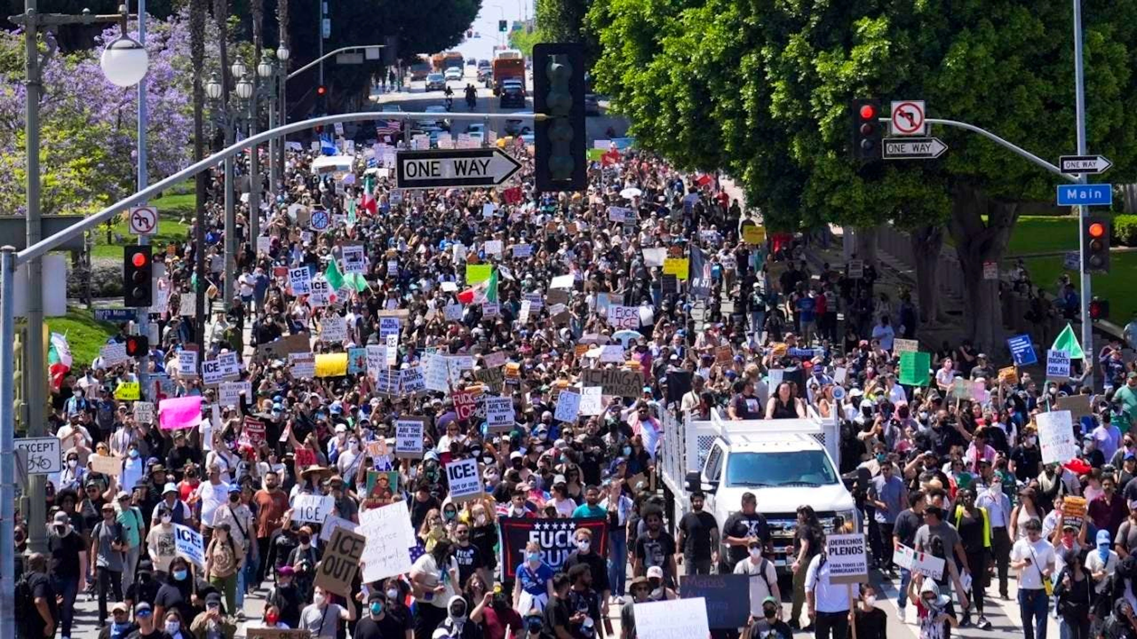Demonstranten protestieren gegen eine Operation der US-Einwanderungsbehörde, bei der Dutzende von Menschen festgenommen wurden. Foto: Jae Hong/AP/dpa