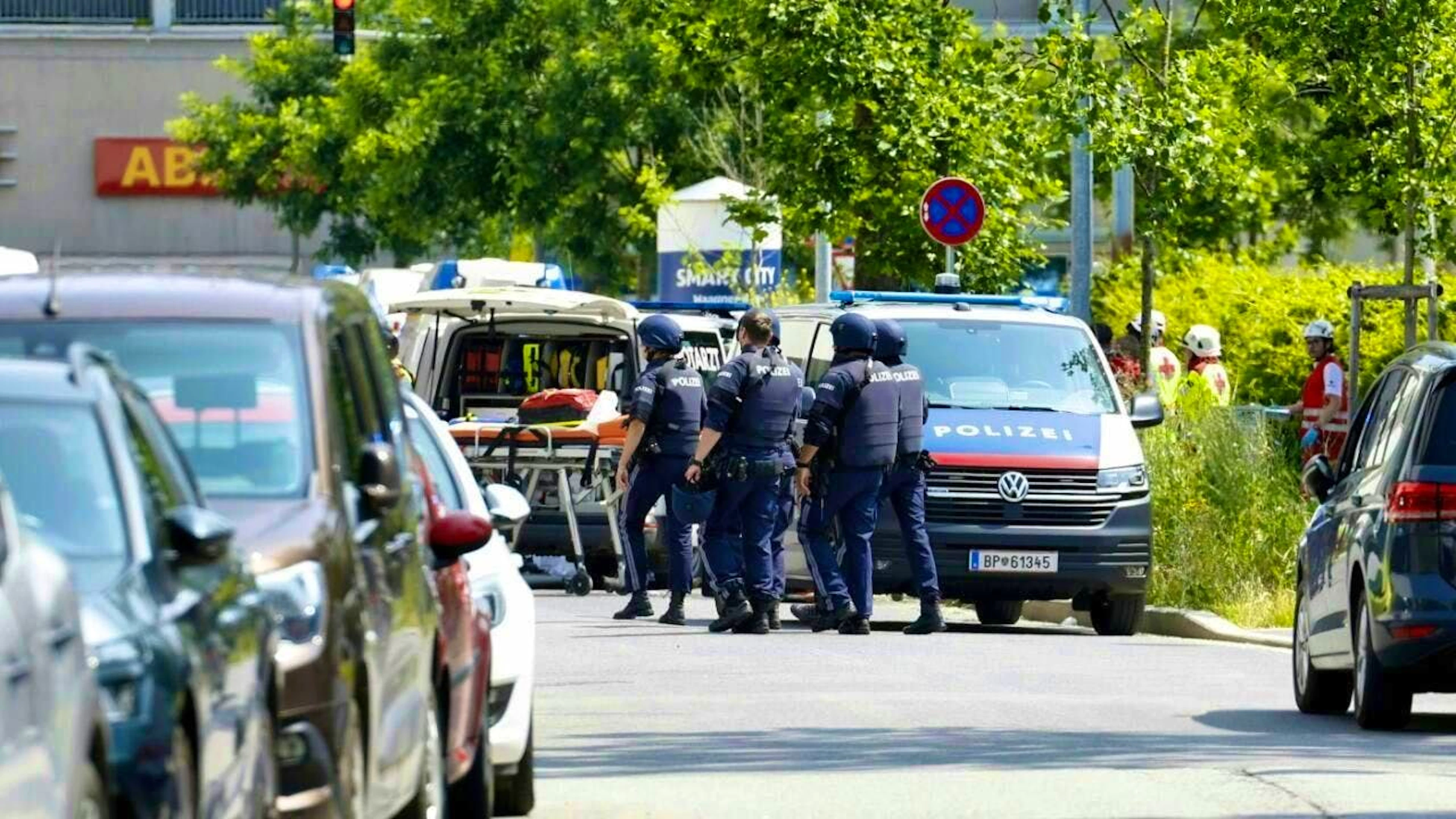 Emergency services stand near the scene of the crime. A large-scale police operation has started at a school in Dreierschützengasse in Graz. According to ORF, several people have been killed in the shooting at a school in Graz. Photo: Erwin Scheriau/APA/dpa