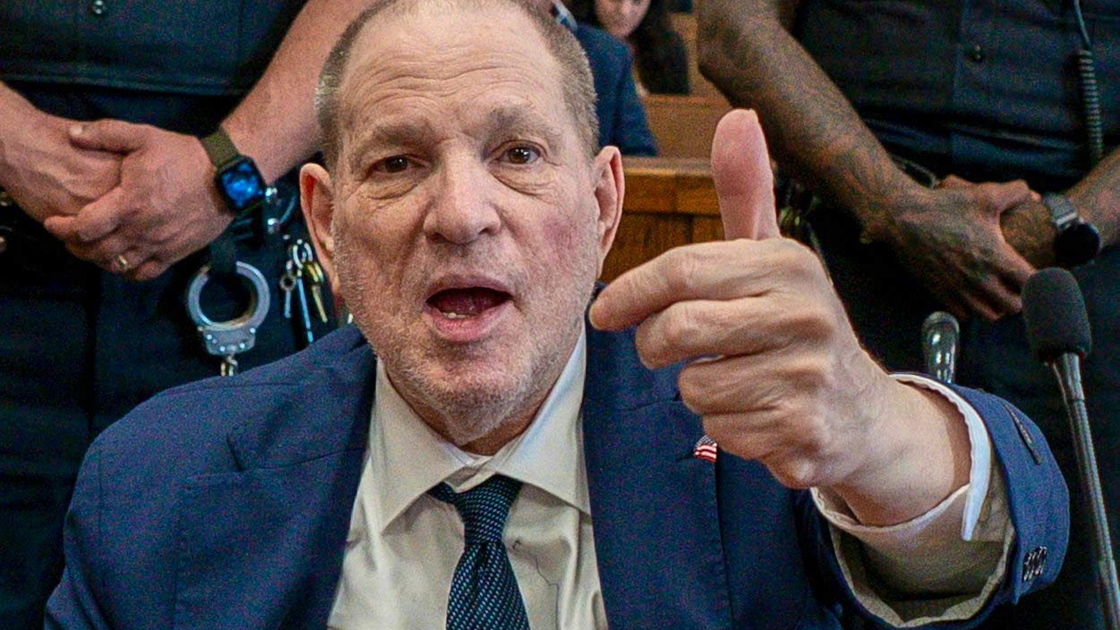 L'ancien producteur de cinéma Harvey Weinstein apparaît dans la salle d'audience alors que le jury continue d'examiner les preuves dans le cadre du procès intenté contre lui, dans lequel il est accusé de deux chefs d'accusation d'acte sexuel criminel au premier degré et d'un chef d'accusation de viol au troisième degré, au tribunal pénal de Manhattan à New York, New York, États-Unis, le 11 juin 2025.