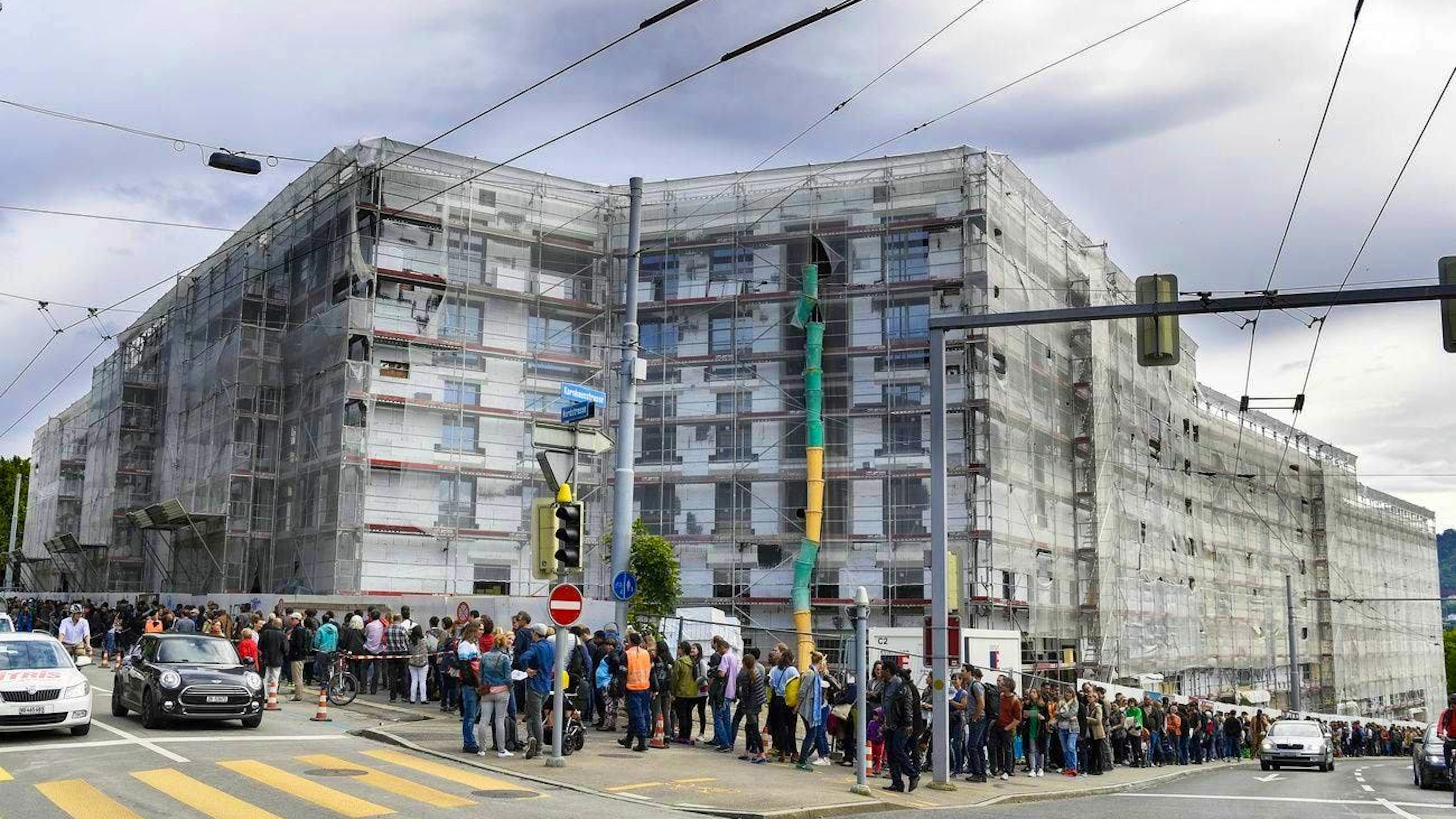 When there is an apartment to view in Zurich, there is usually a lot of interest - as the example from 2016 in the Kronenwiese housing estate in the Unterstrass district shows.