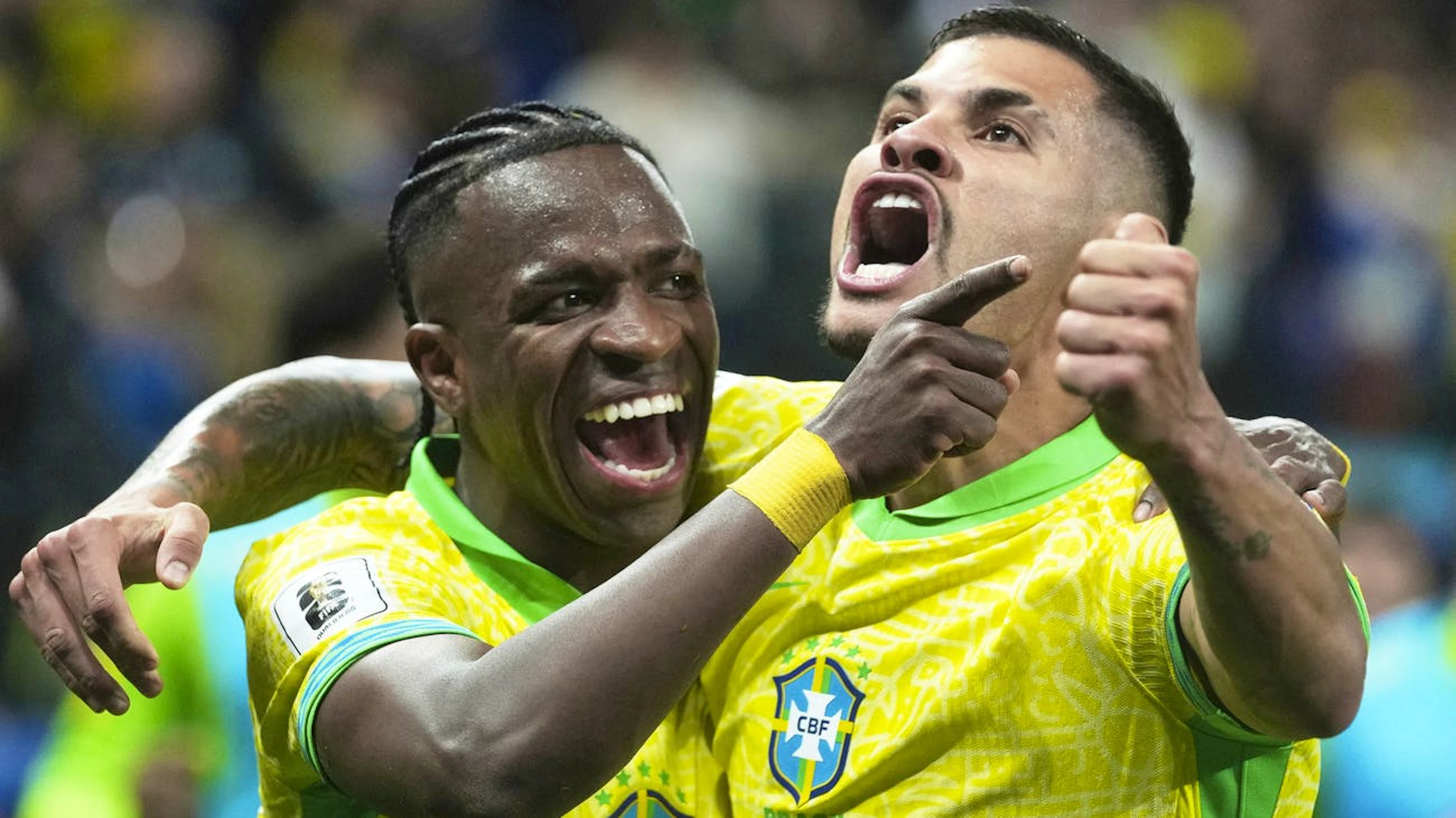 Vinicus et Guimaraes jubilent après le succès du Brésil.