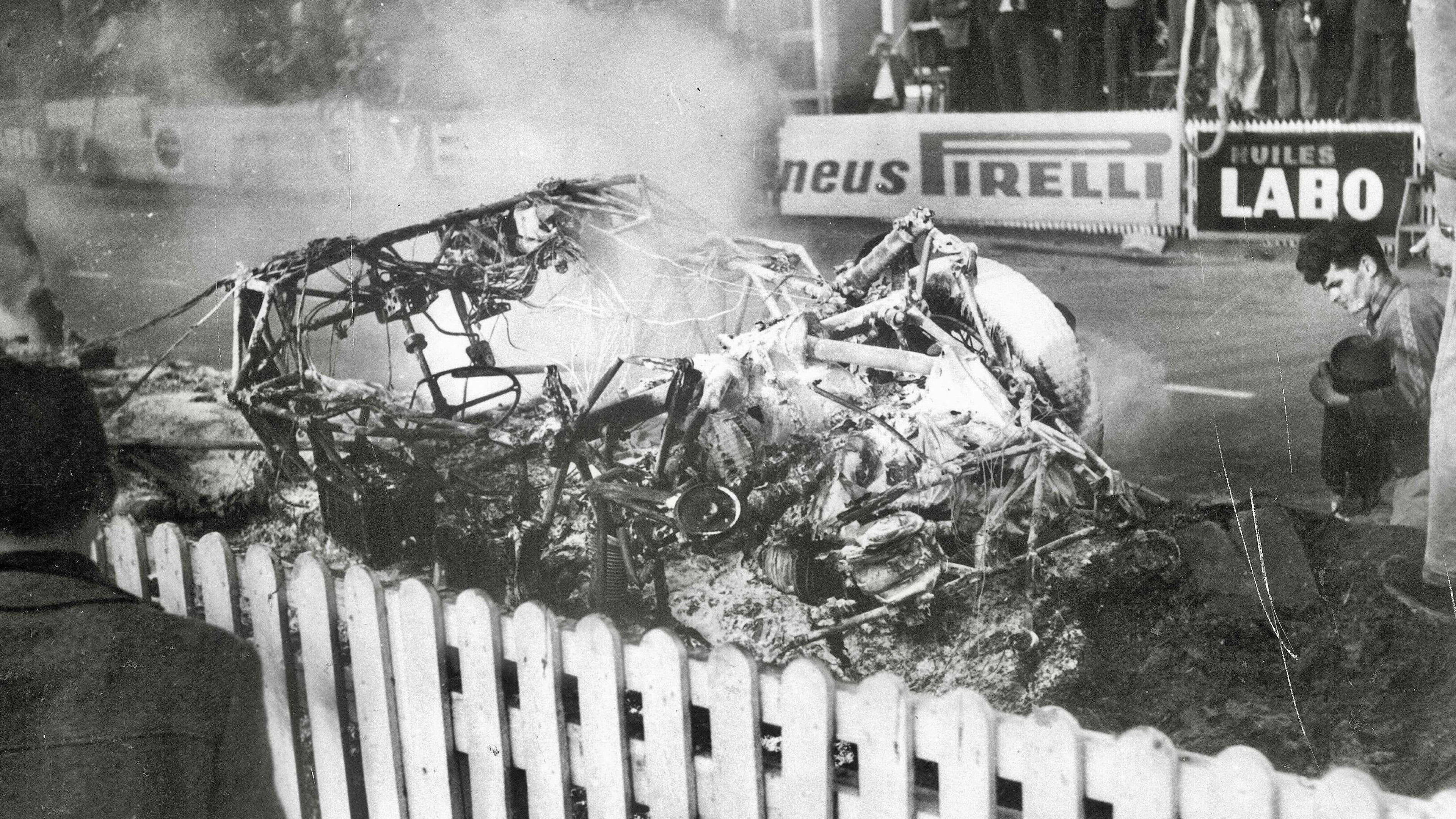 La Mercedes pilotée par le Français Pierre Levegh calcinée après l’accident.