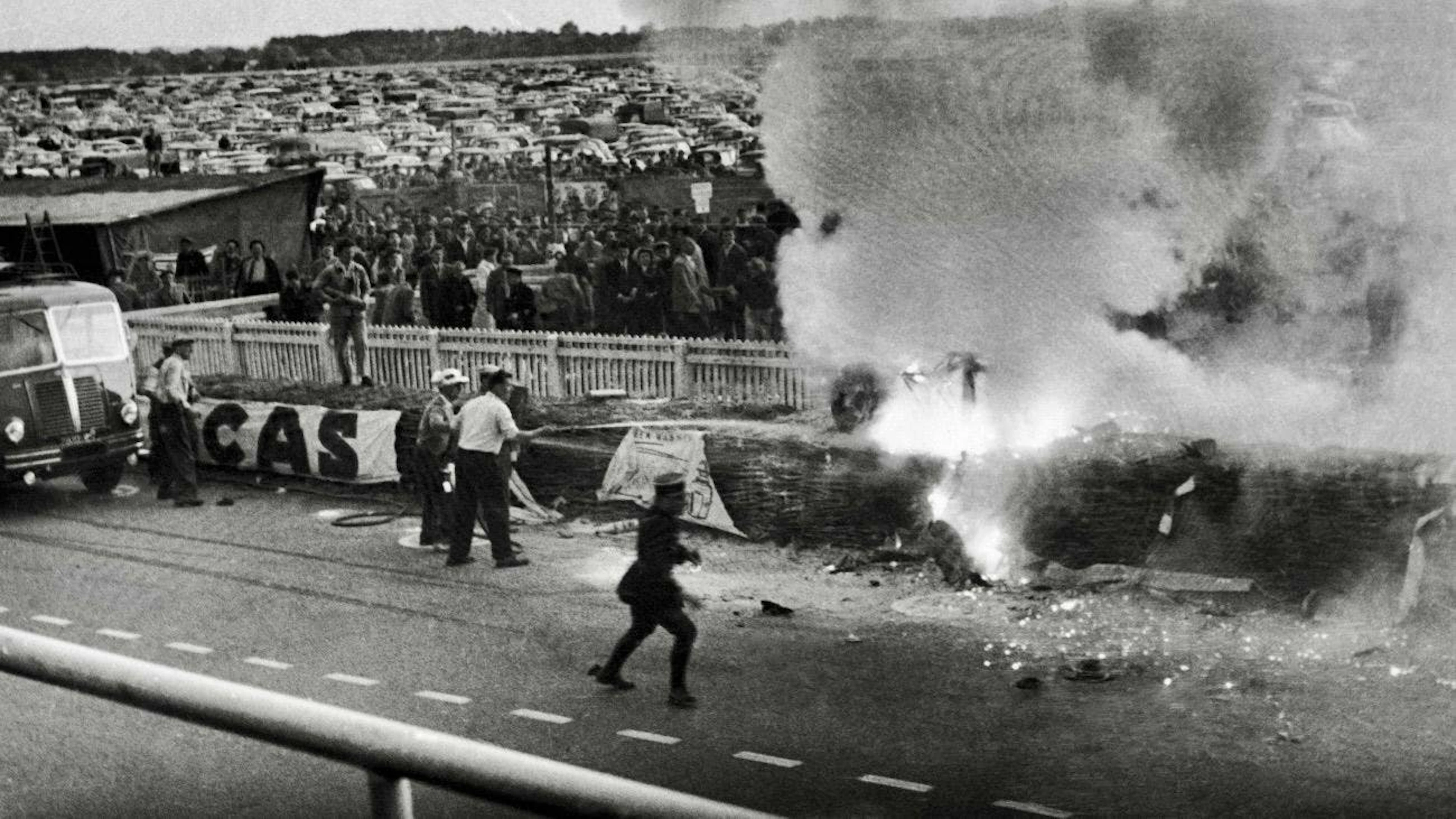 La Mercedes de Levegh est retombé sur un muret entre la piste et les tribunes et a explosé.