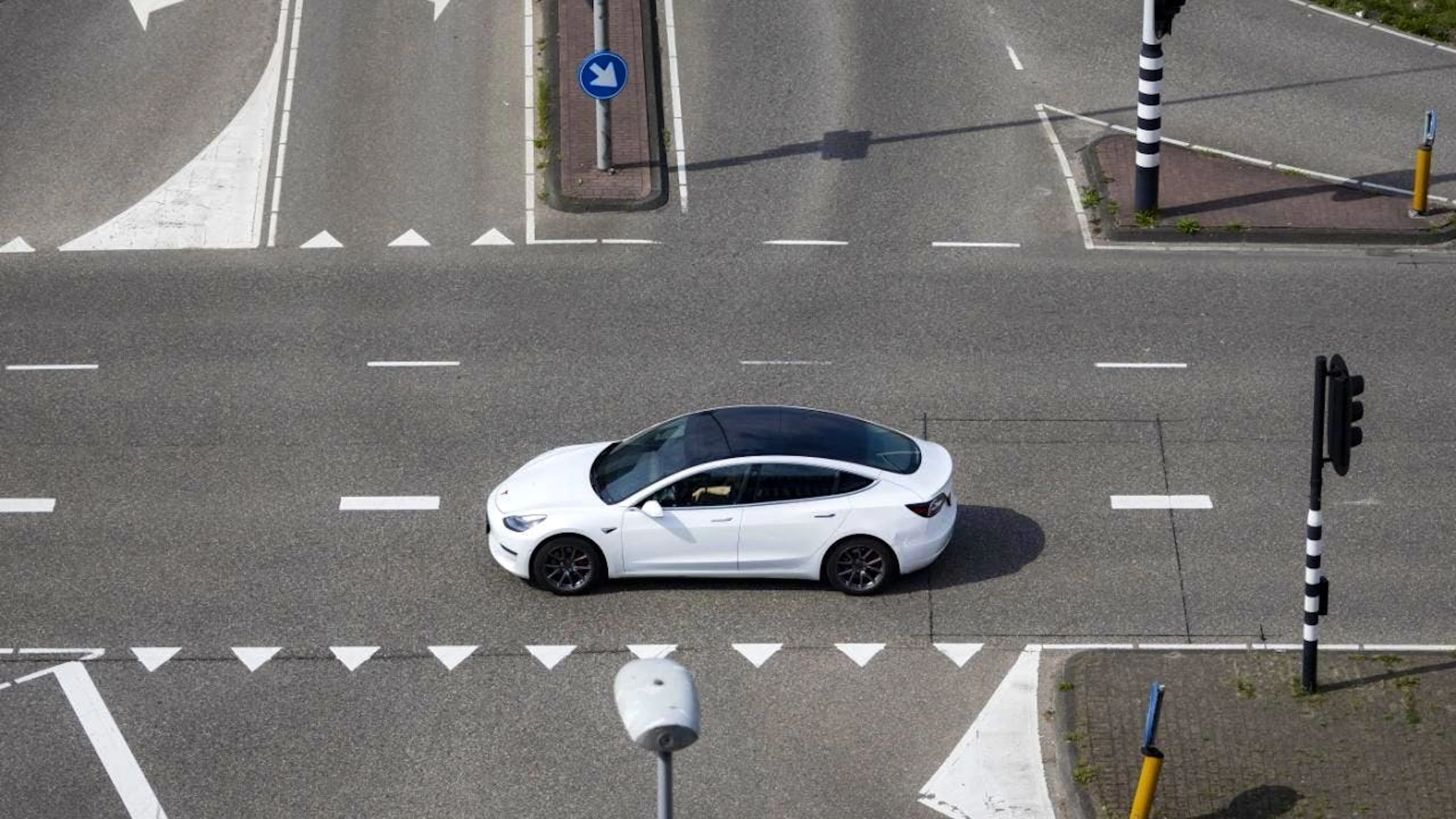 Tesla will noch diesen Monat mit Robotaxi-Dienst starten (Symbolbild)