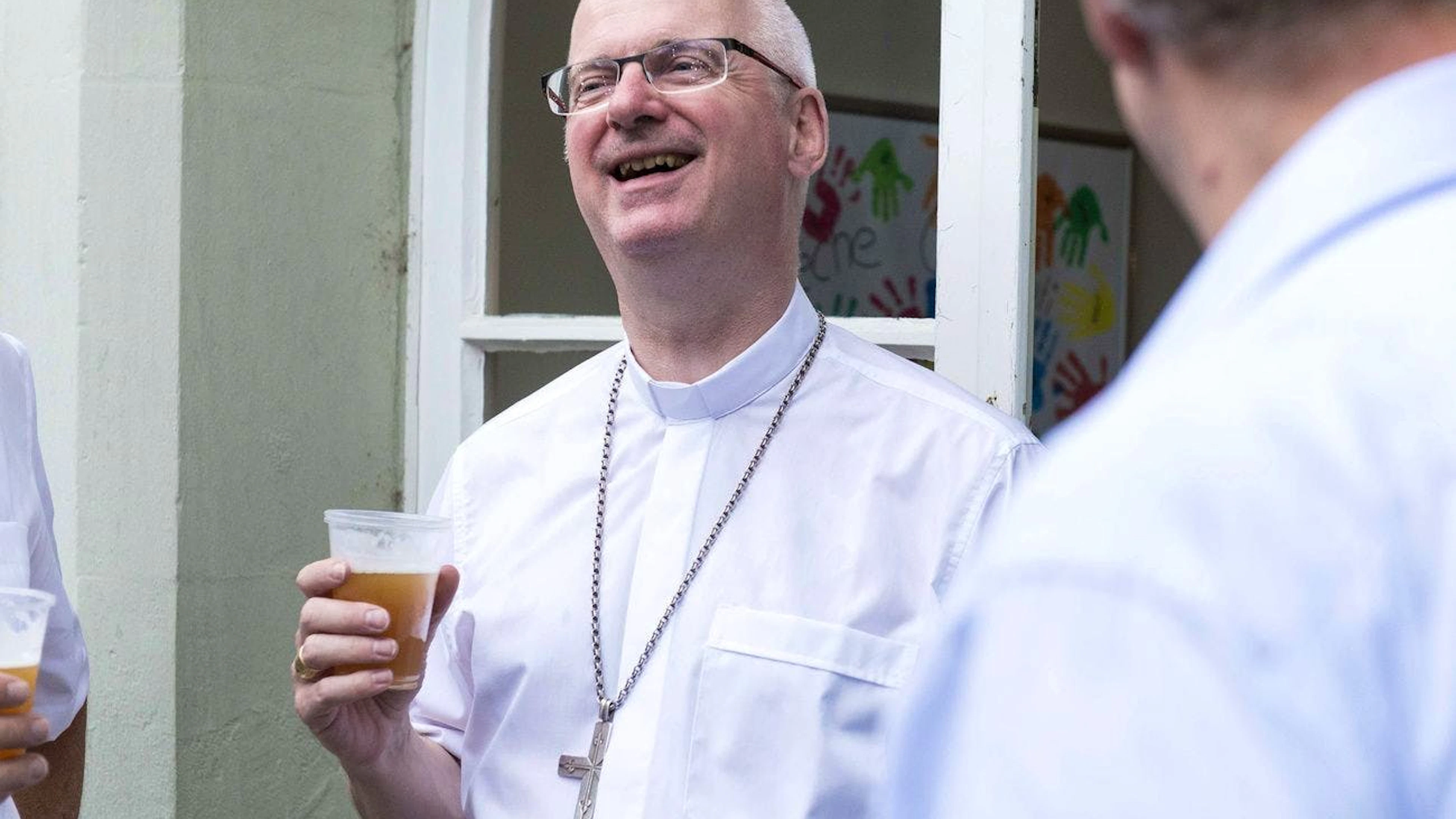 Charles Morerod, Evêque de Lausanne, Genève et Fribourg déguste la nouvelle bière de l'Evêque lors de l'inauguration de la troisième cuvée de la bière de l'Evêque: «L'Amère superieure», le mercredi, 14 juin 2017 (archives).