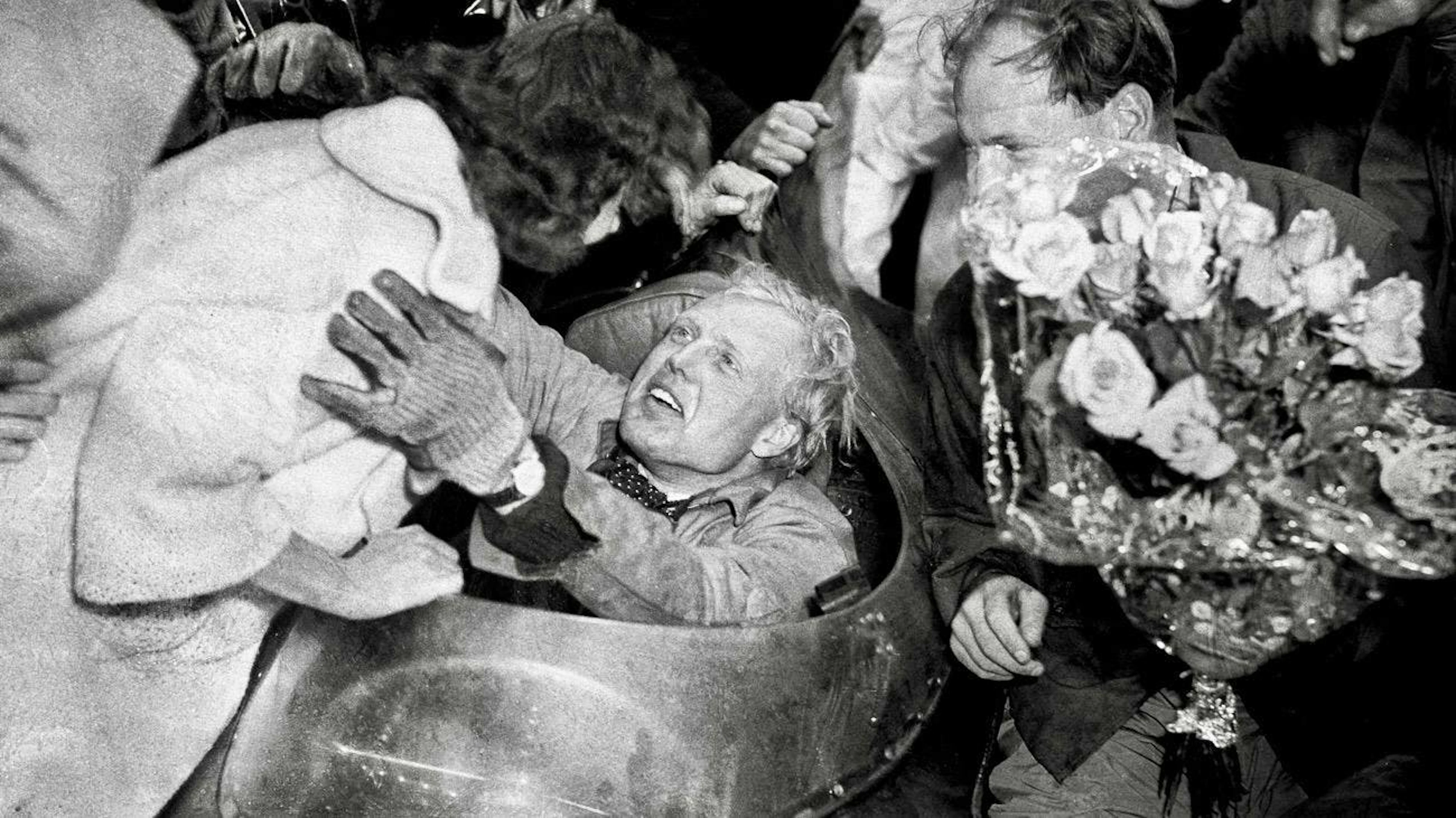 Malgré la tragédie, Mike Hawthorn remporte les 24 heures du Mans en 1955.