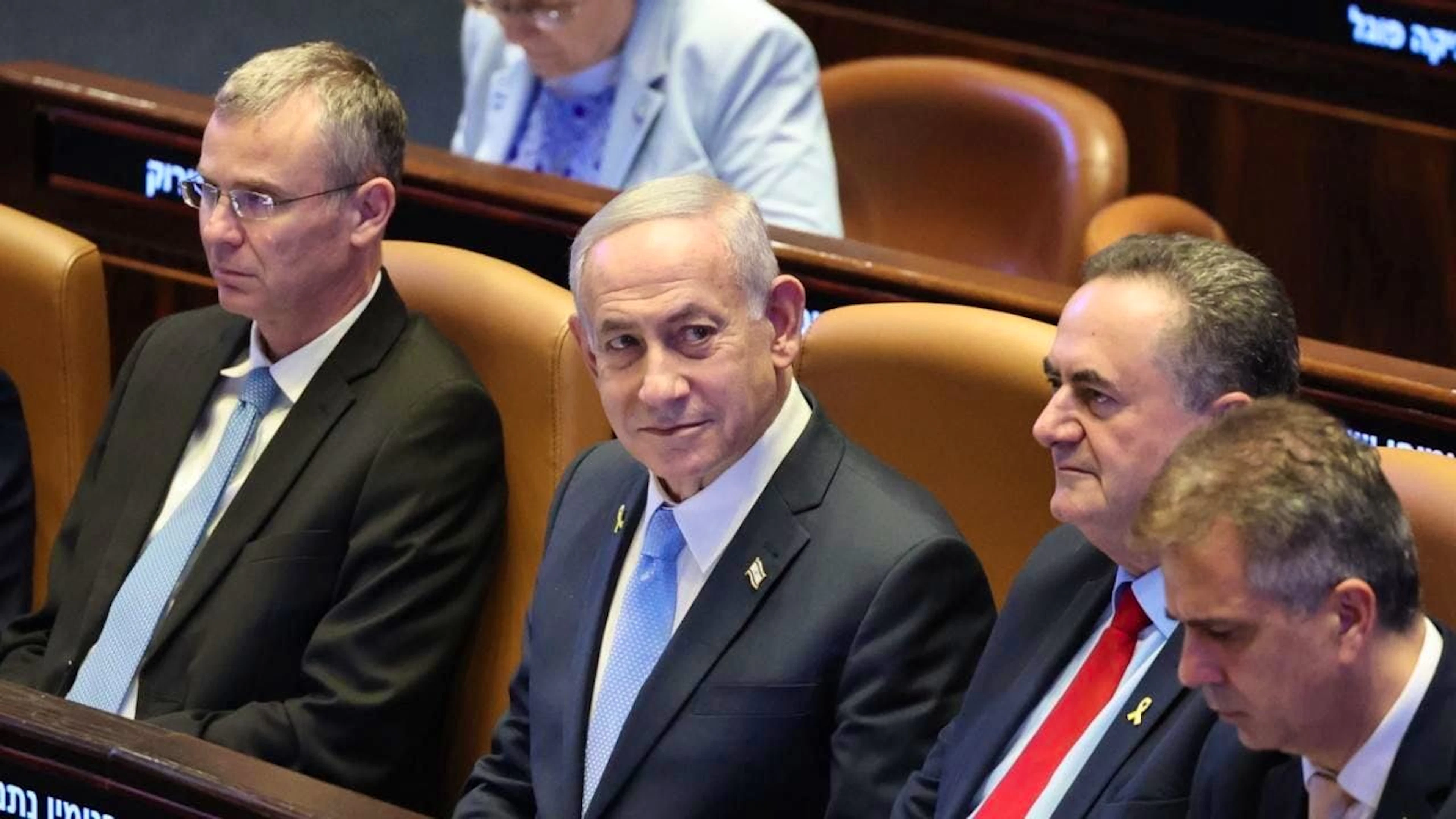 Benyamin Netanyahou peut rester au pouvoir après le rejet de justesse d'un projet de dissolution de la Knesset.