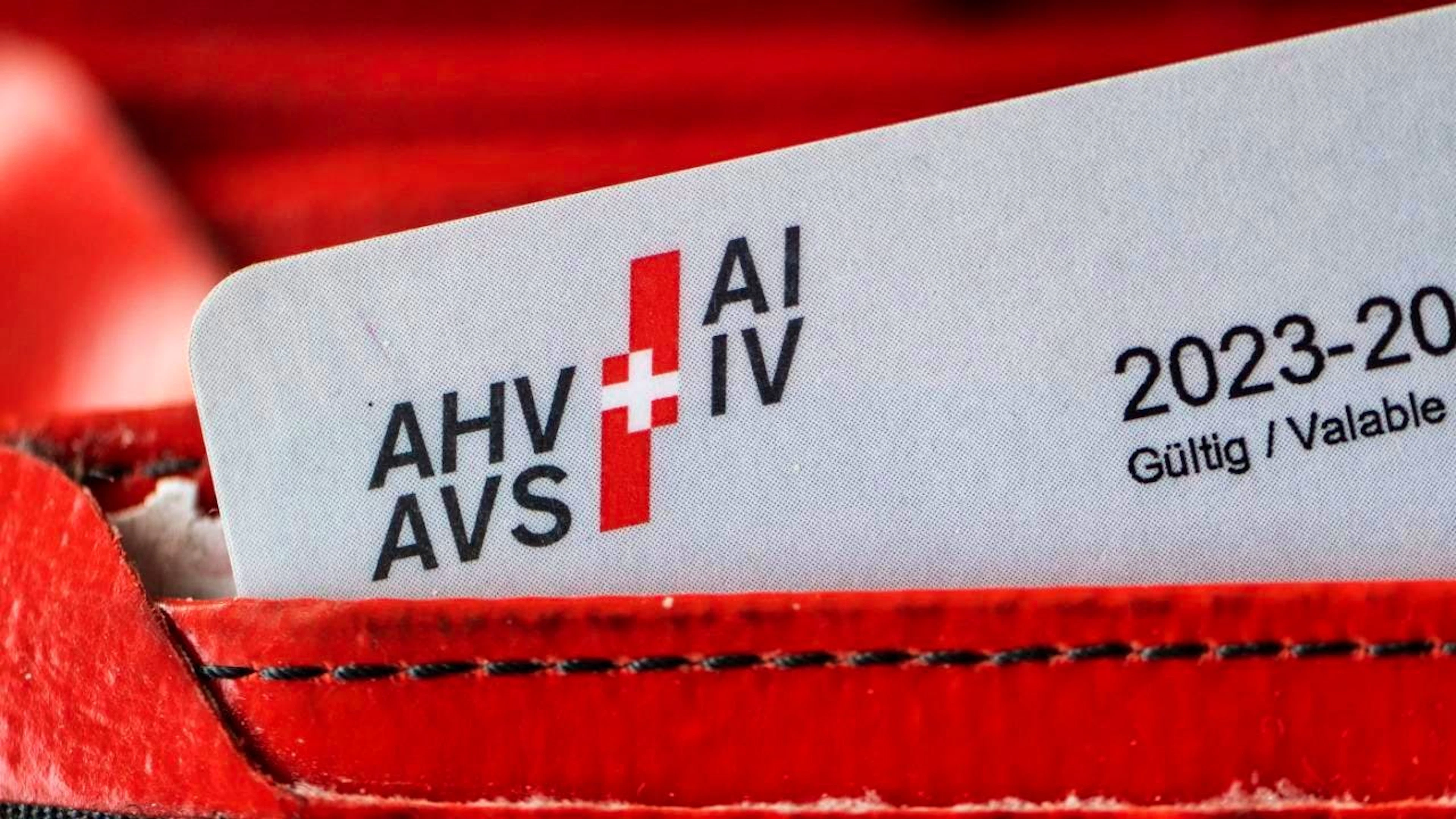 AVS et AI : près de 40 millions de francs versés en trop à l'étranger