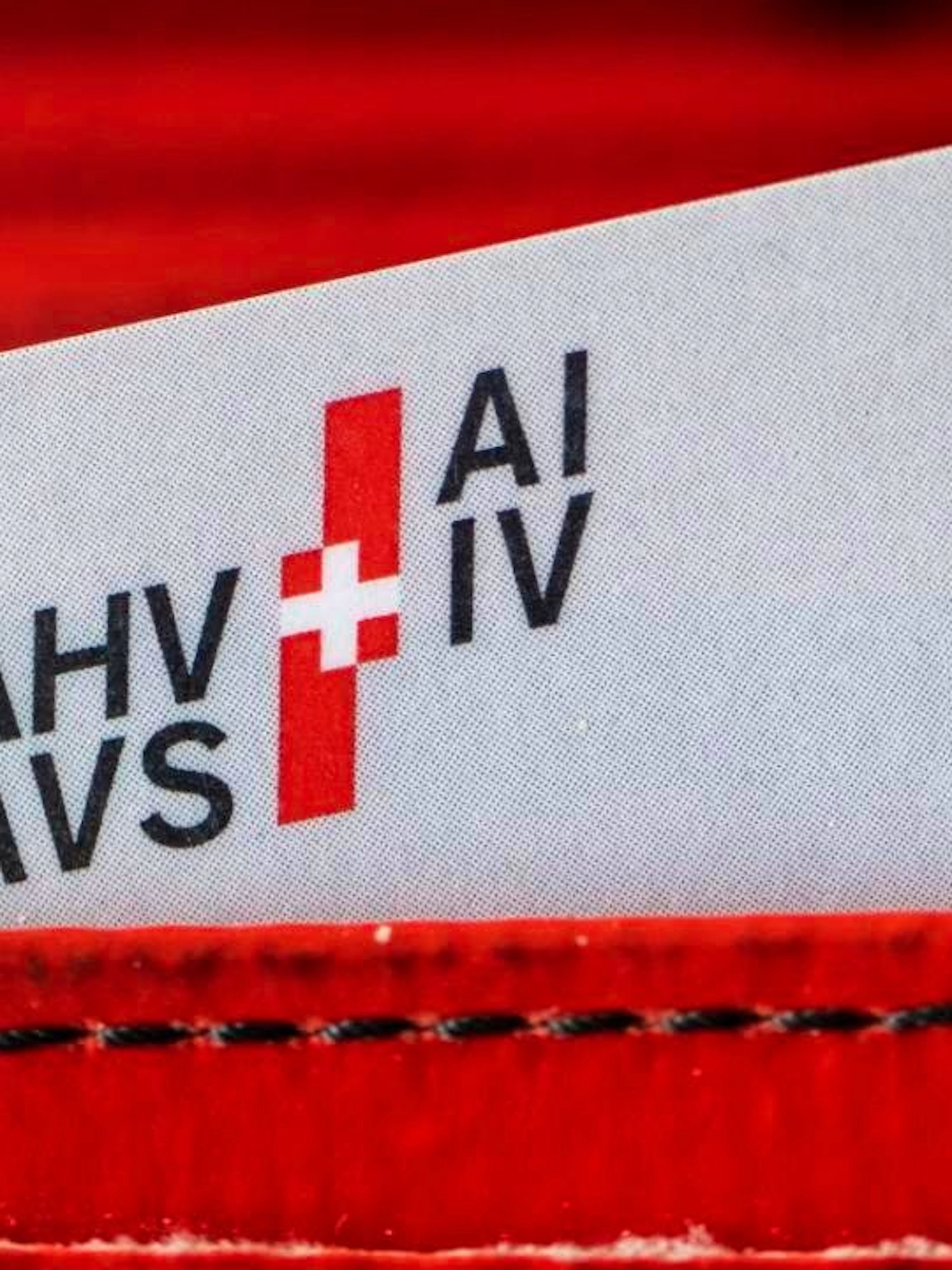 AVS et AI : près de 40 millions de francs versés en trop à l'étranger
