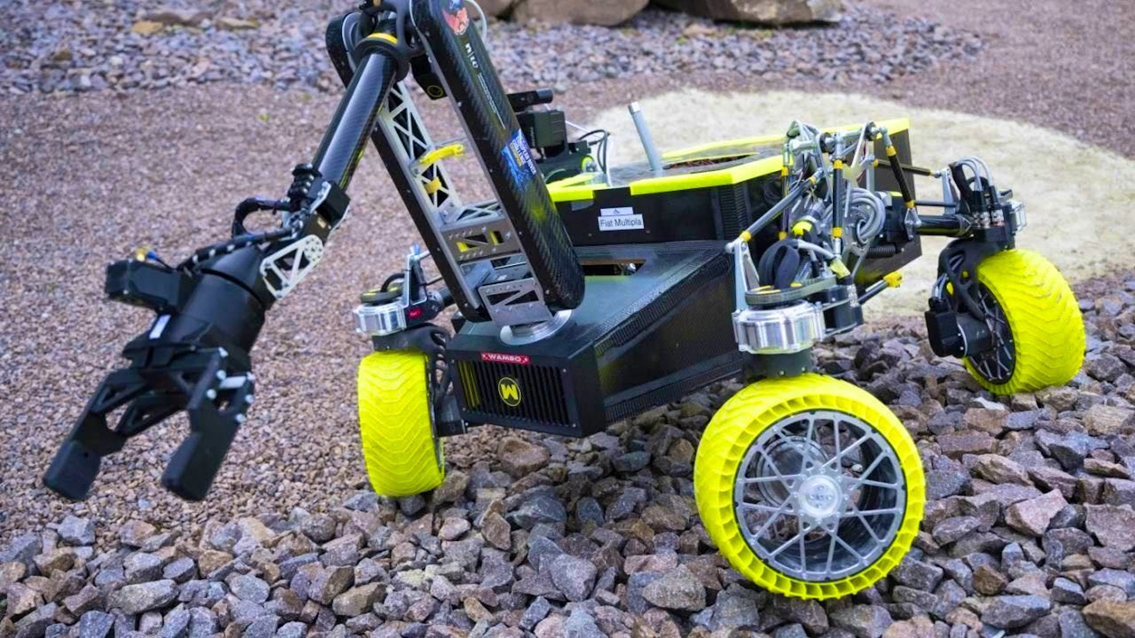 The red planet, as Mars is known, is being simulated at the Brugg-Windisch campus of the University of Applied Sciences and Arts Northwestern Switzerland (FHNW) using red reed sandstone from the region and specially selected gravel, among other things.