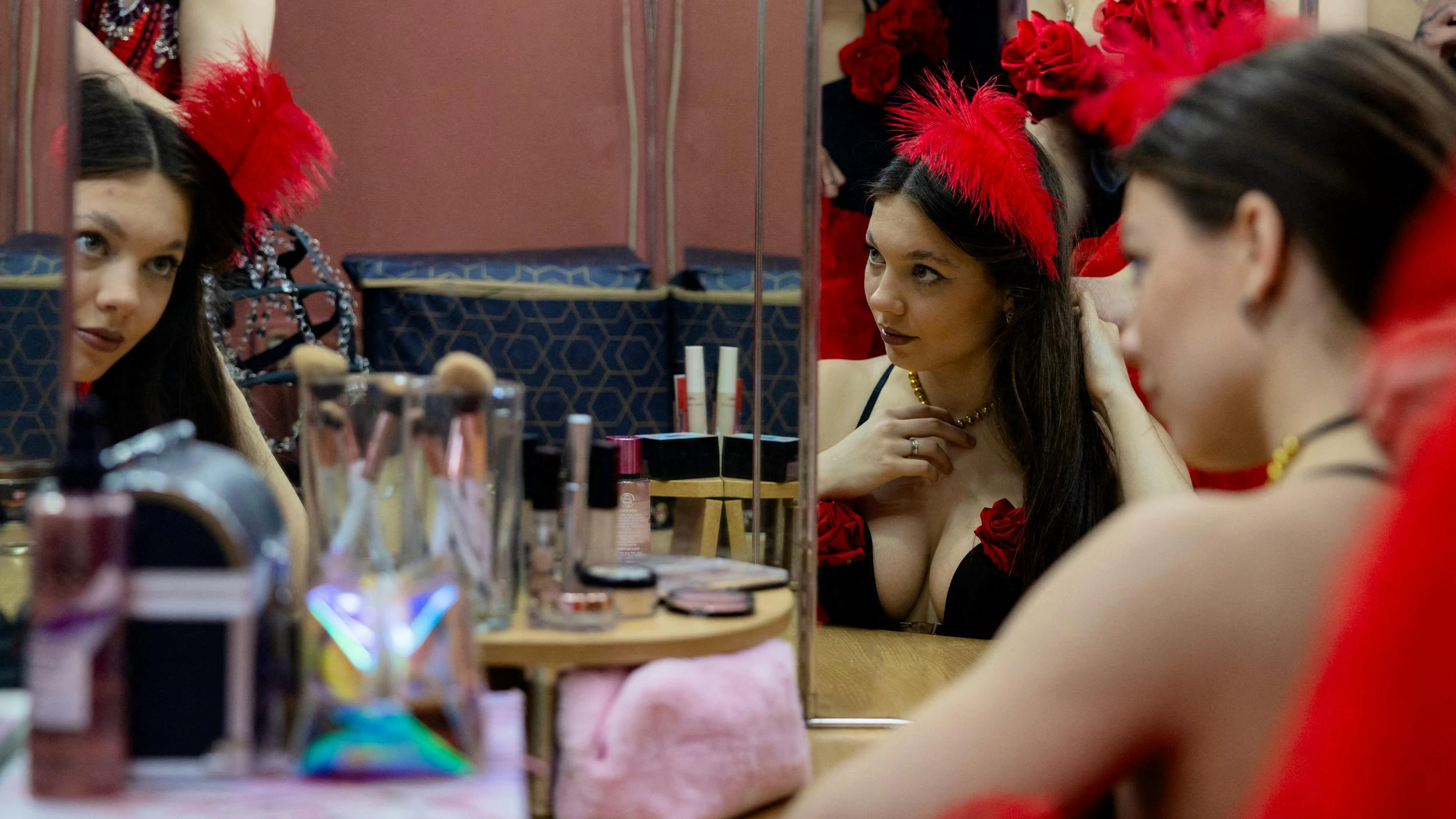 Un club de strip-tease situé non loin du front ukrainien reçoit des soldats déchirés par la guerre.