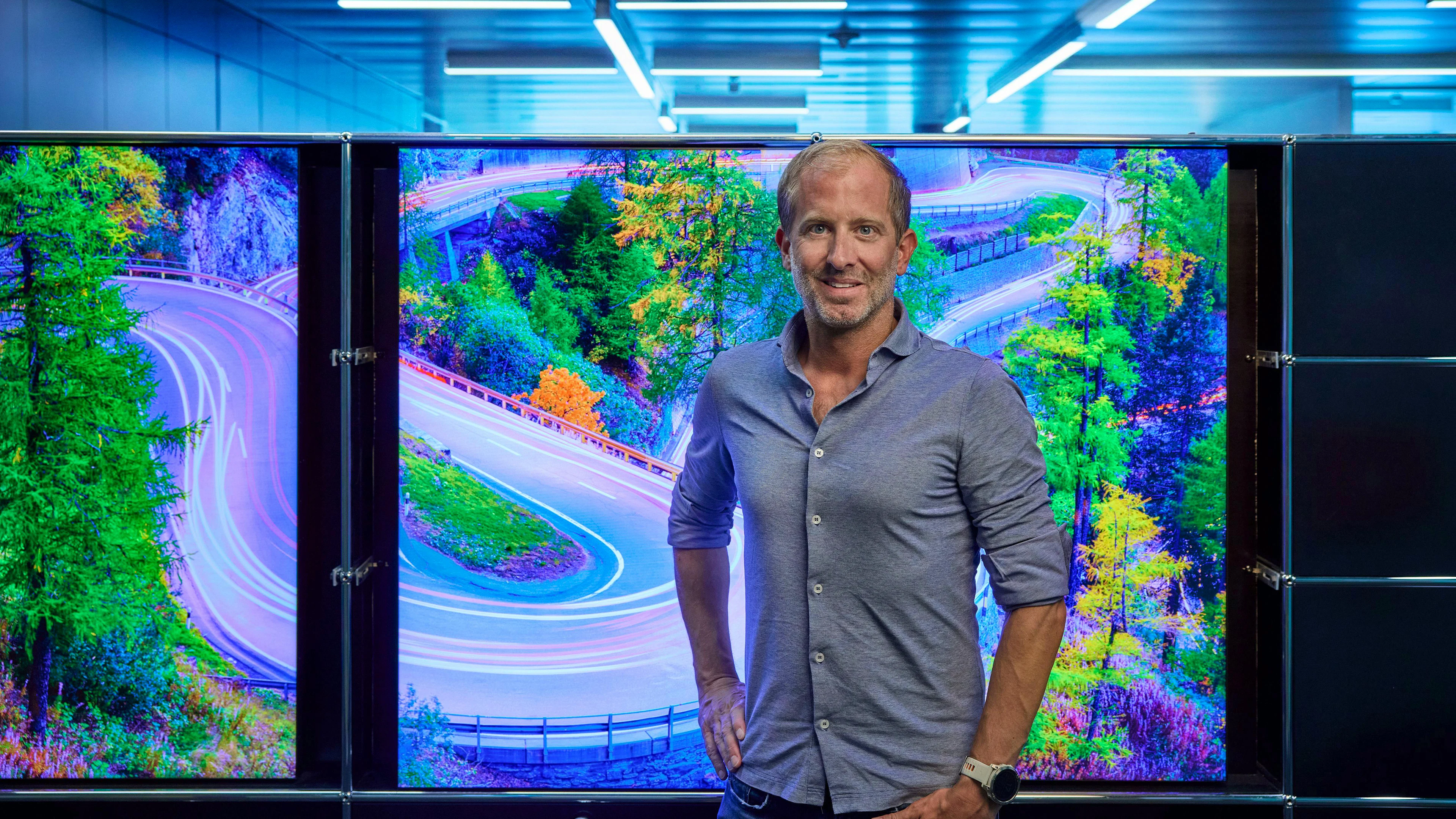 Dans cette interview, il parle de la stratégie de son entreprise dans le domaine de la mobilité électrique et de l'infrastructure de recharge.