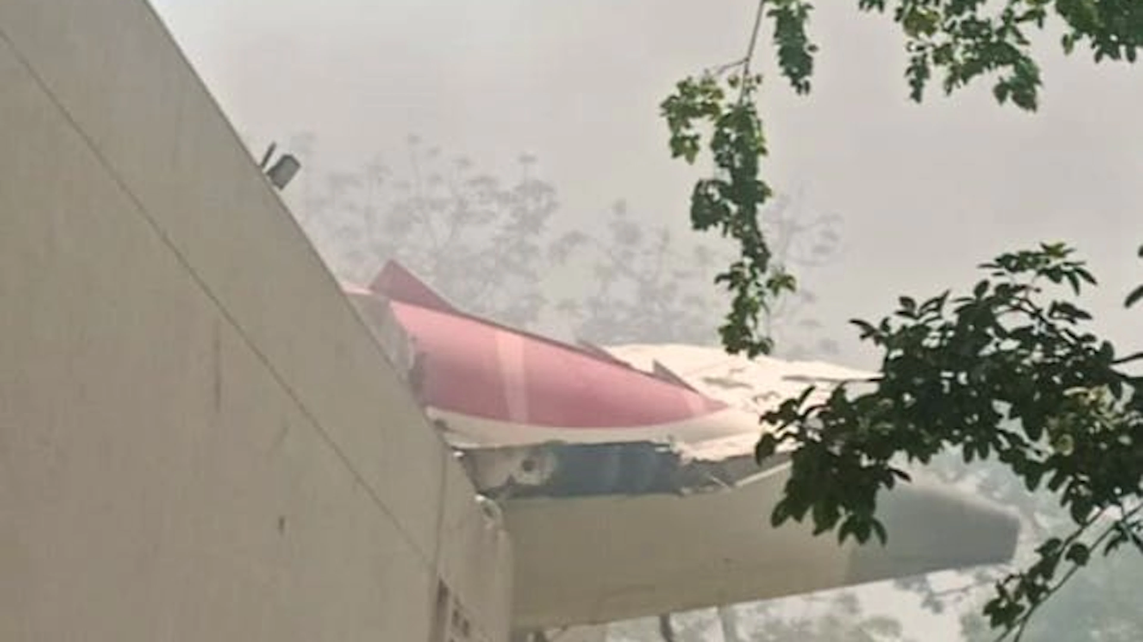 Das Flugzeug stürzte über einer Wohnsiedlung ab.