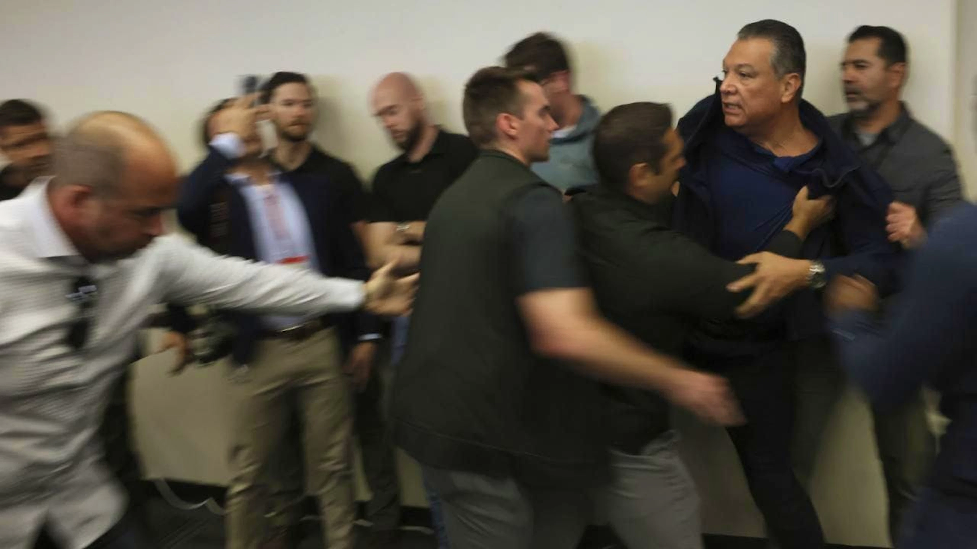 Le sénateur démocrate Alex Padilla a été jeté au sol et brièvement menotté par les services de la ministre de Trump.