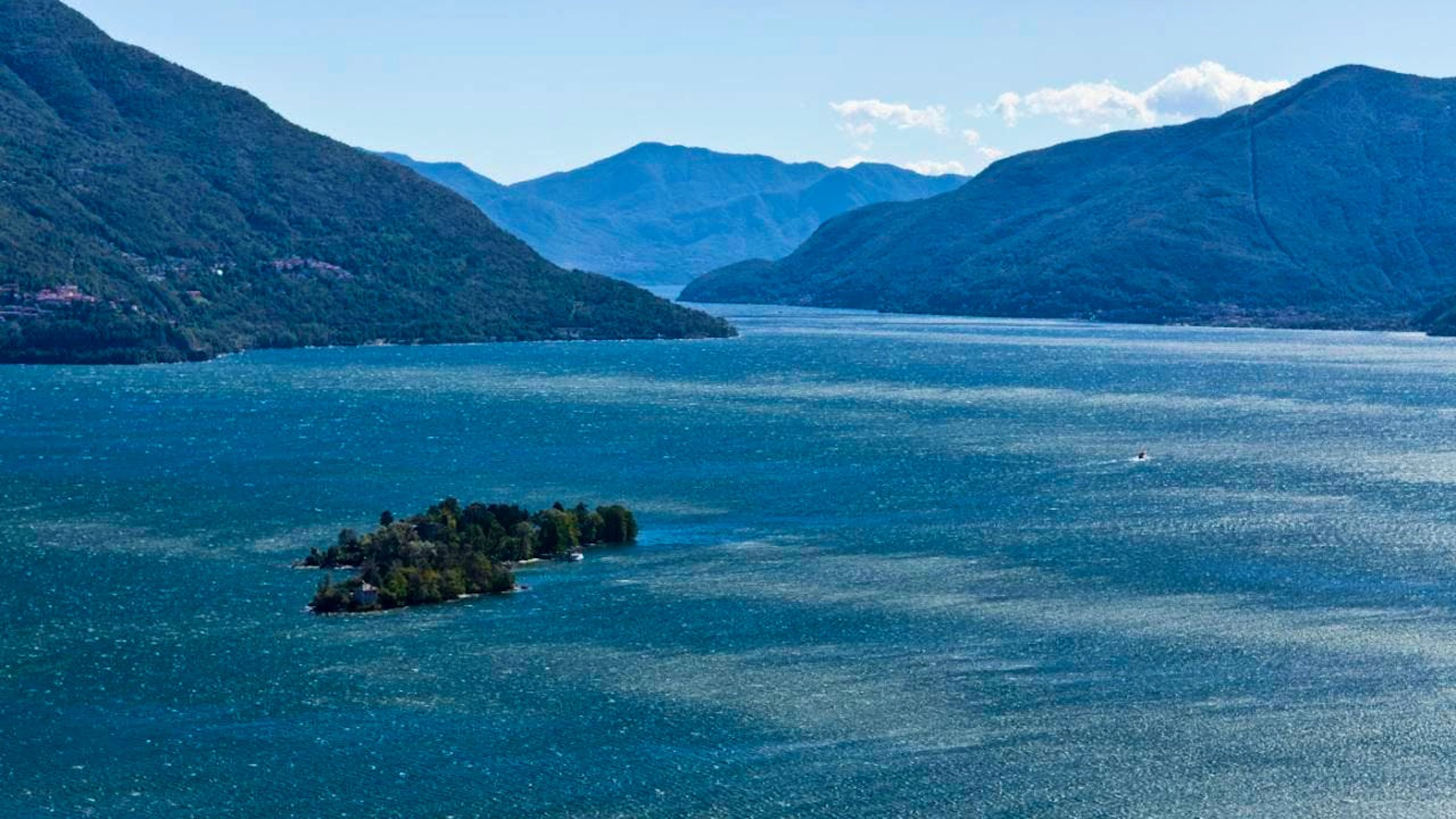 Nell'immagine illustrativa una veduta della parte alta del Lago Maggiore vista dal Monte Verità