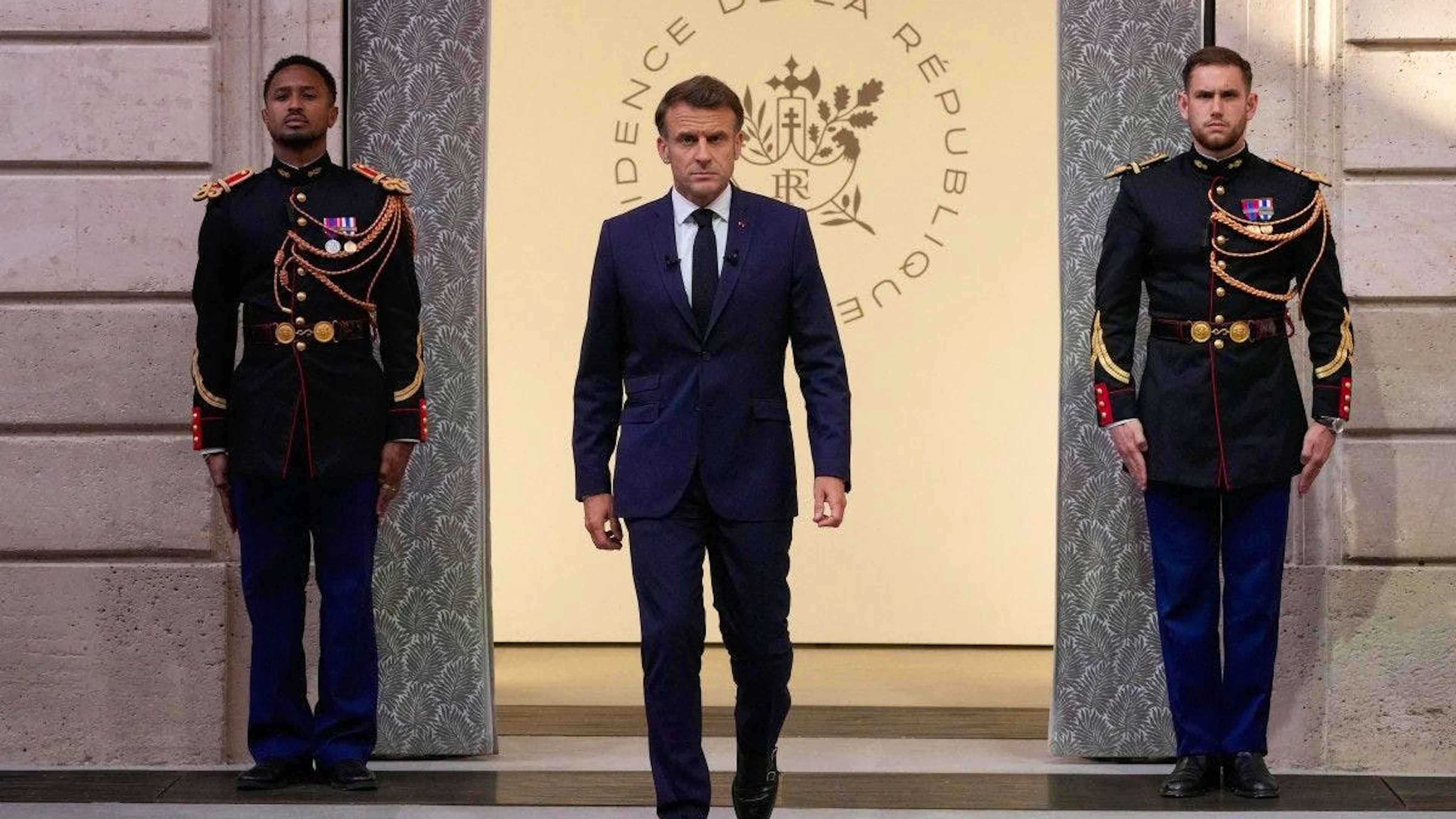 Emmanuel Macron arrivant à la conférence de presse organisée dans la foulée des attaques israéliennes contre l’Iran, au palais de l’Elysée, le 13 juin 2025.