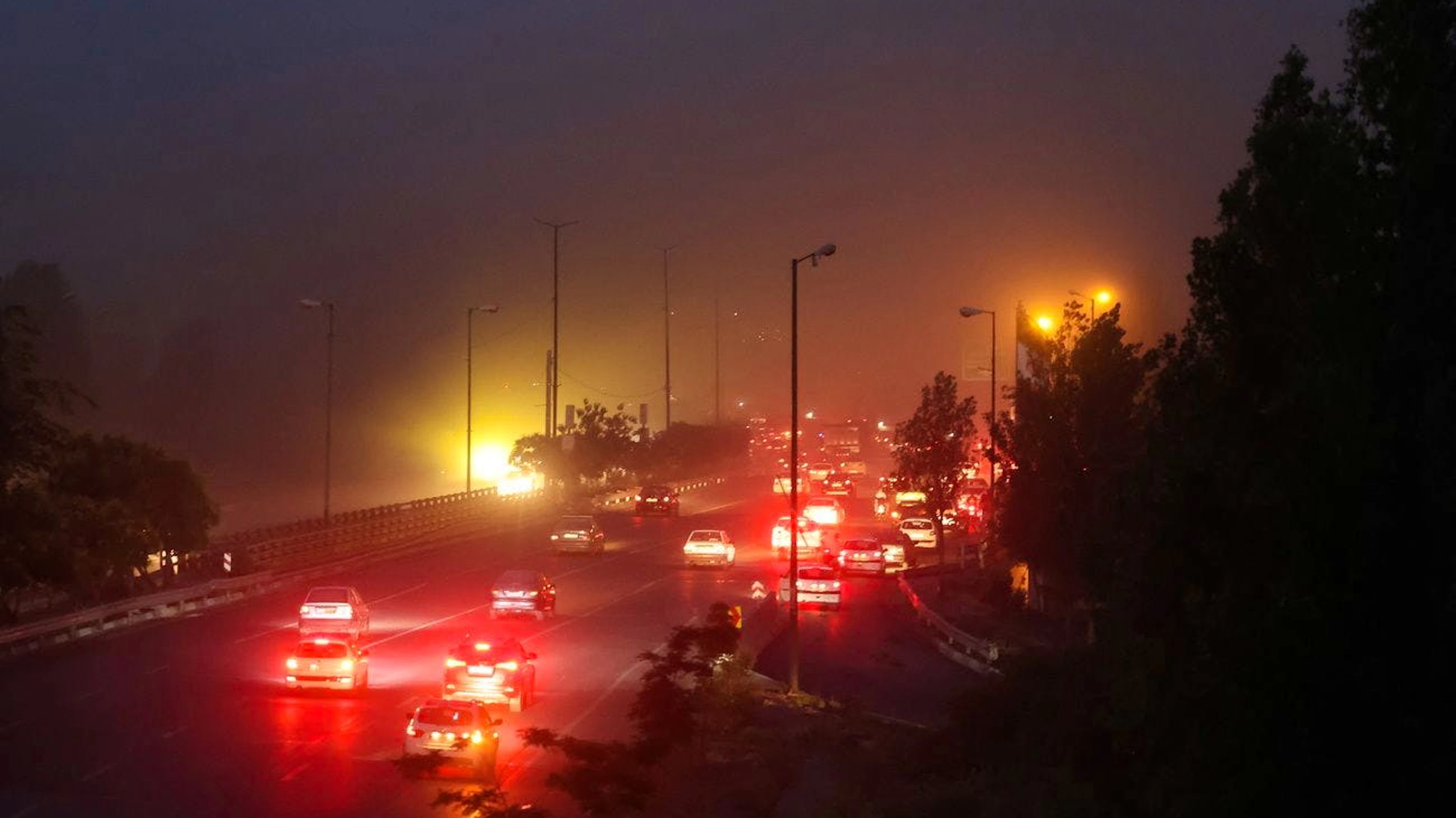 De la fumée s'élève d'un incendie après une attaque israélienne à Téhéran (Iran), le 13 juin 2025.