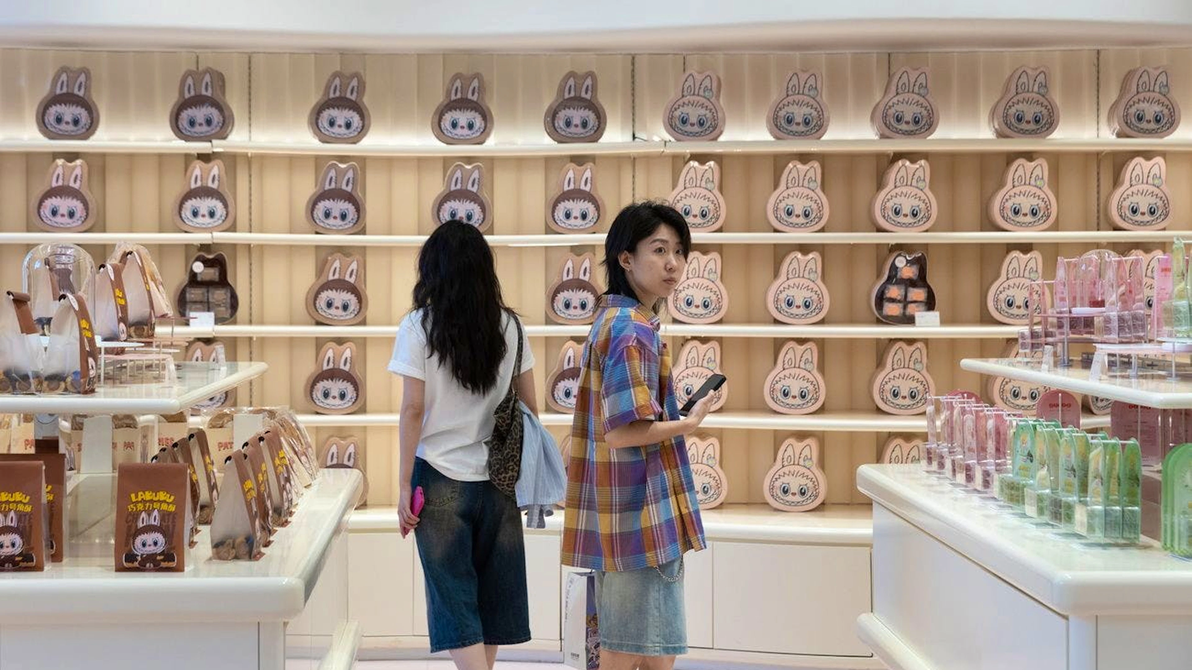 In un negozio di Pop Mart a Pechino i clienti sono adulti, alla ricerca dei peluche da collezione creati dal designer di Hong Kong Kasing Lung.