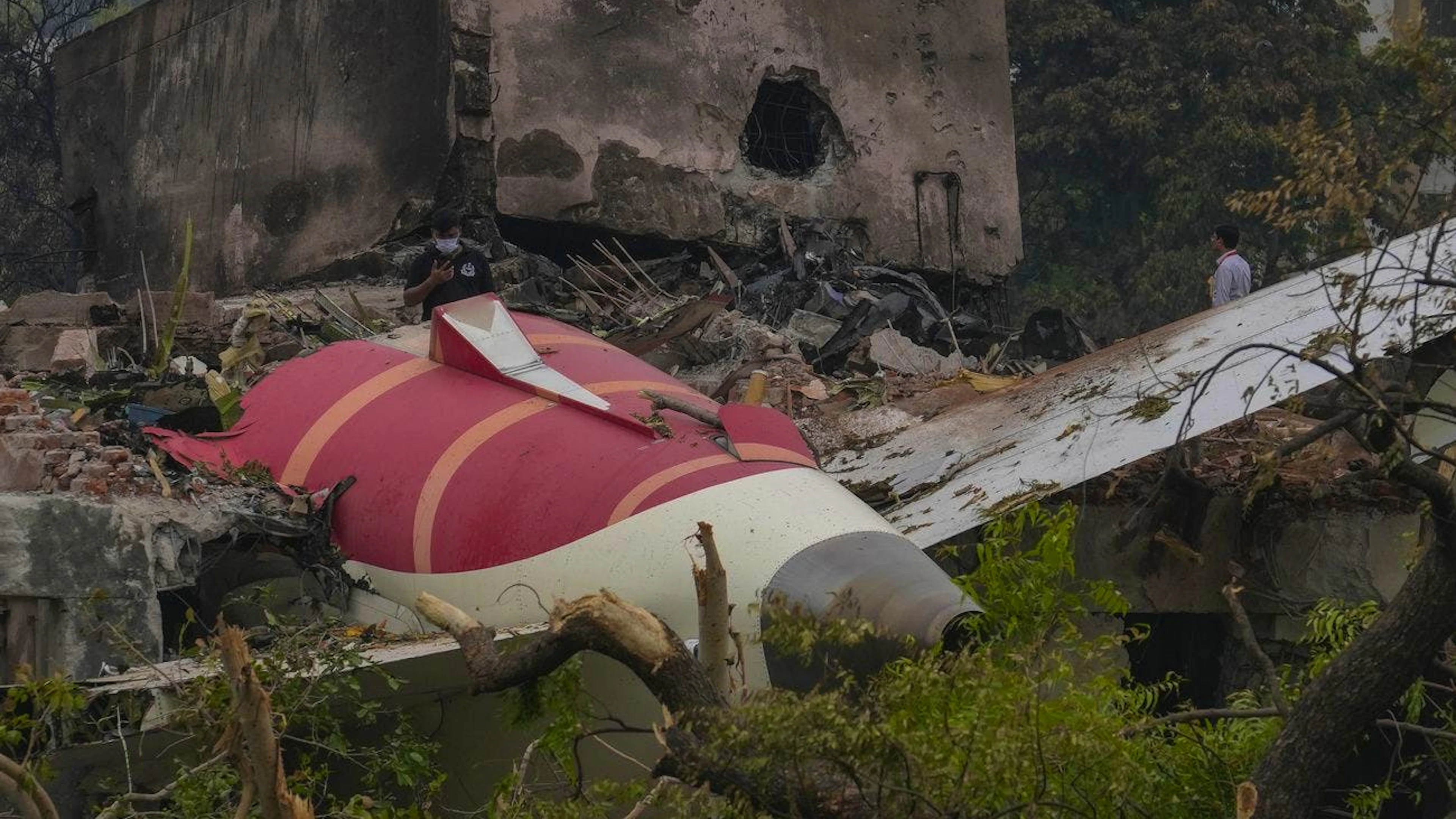 Le dernier bilan fourni par un responsable de la police locale, Kanan Desai, les sauveteurs ont extrait 265 corps des débris de l'avion et des bâtiments sur lesquels il s'est écrasé.