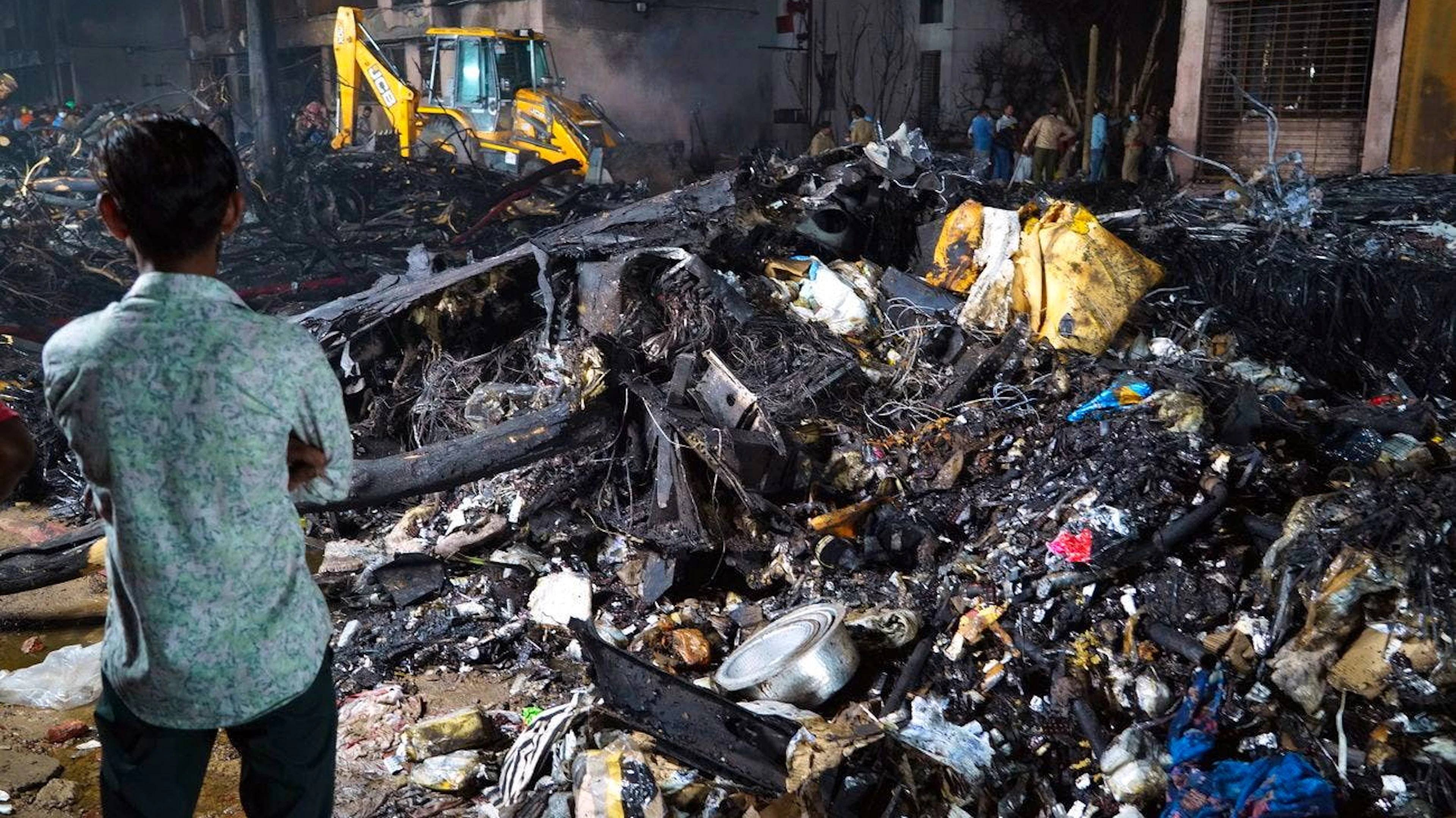 Un homme se tient sur le site d'un accident d'avion près de l'aéroport international Sardar Vallabhbhai Patel à Ahmedabad, dans l'État du Gujarat, dans l'ouest de l'Inde, le 12 juin 2025. Le vol AI171 d'Air India, à destination de Londres et transportant 242 passagers et membres d'équipage à bord d'un Boeing 787-8, s'est écrasé quelques minutes après son décollage dans la région de Meghaninagar, à Ahmedabad.
