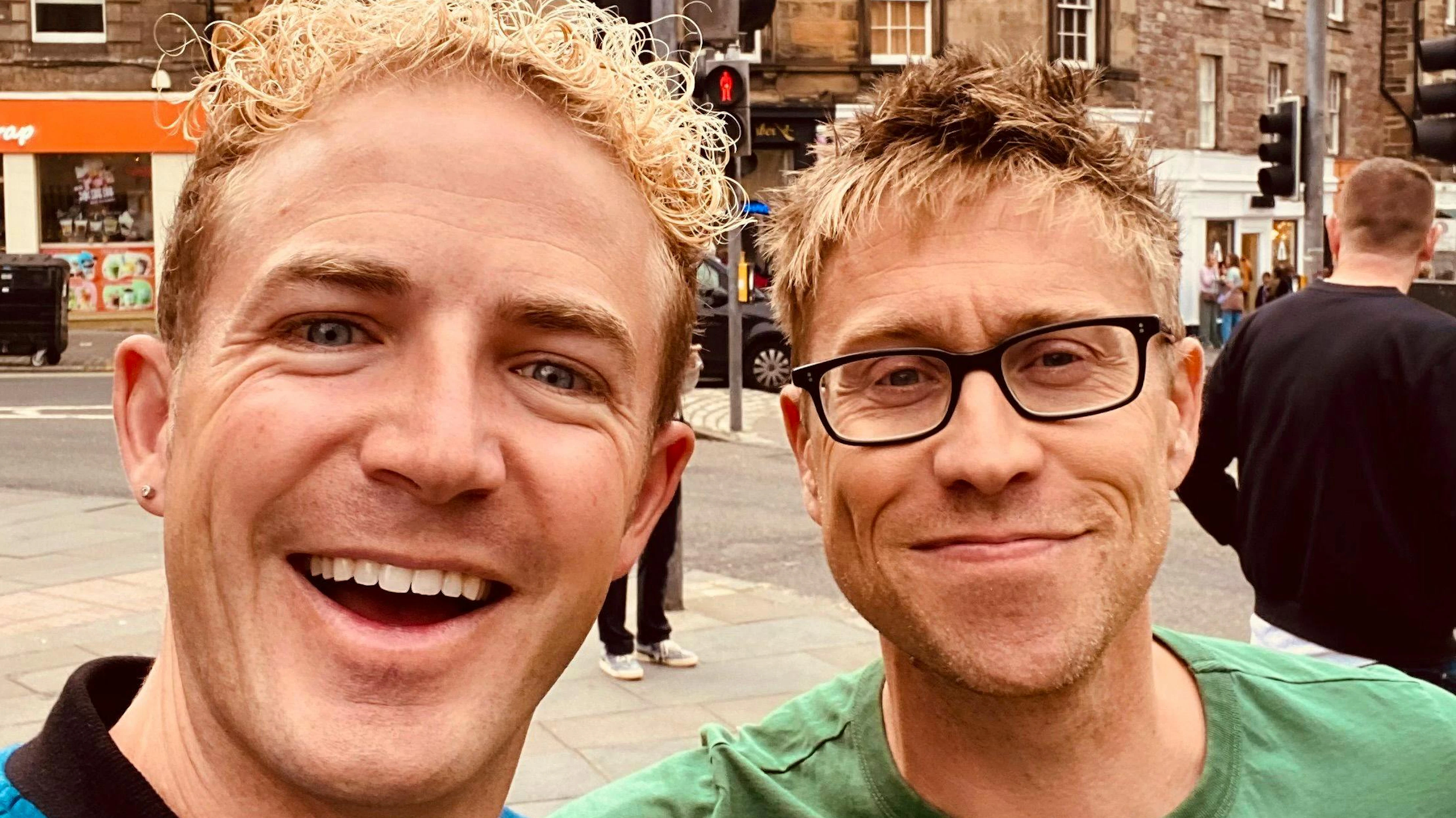 «In europäischen Städten wie Paris in so schönen grossen <em>Venues</em> auftreten zu können mit einem Publikum, das super zu meiner Comedy passt: Ich fühlte mich sehr privilegiert»: Michael Elsener (links) über seine Tournee mit dem britischen Comedy-Star Russell Howard.