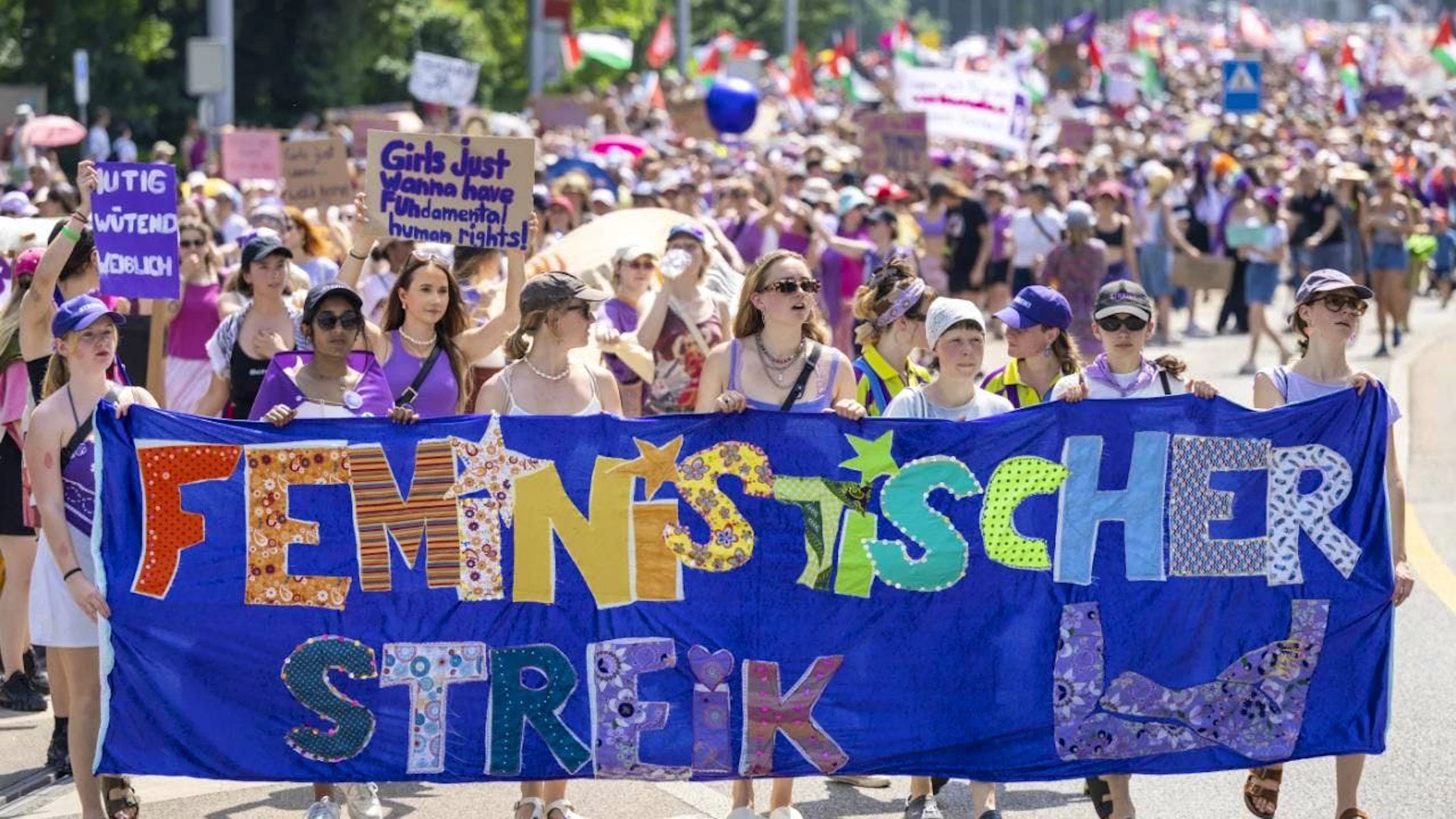 I manifestanti sulla Barfüsserplatz, a Basilea.
