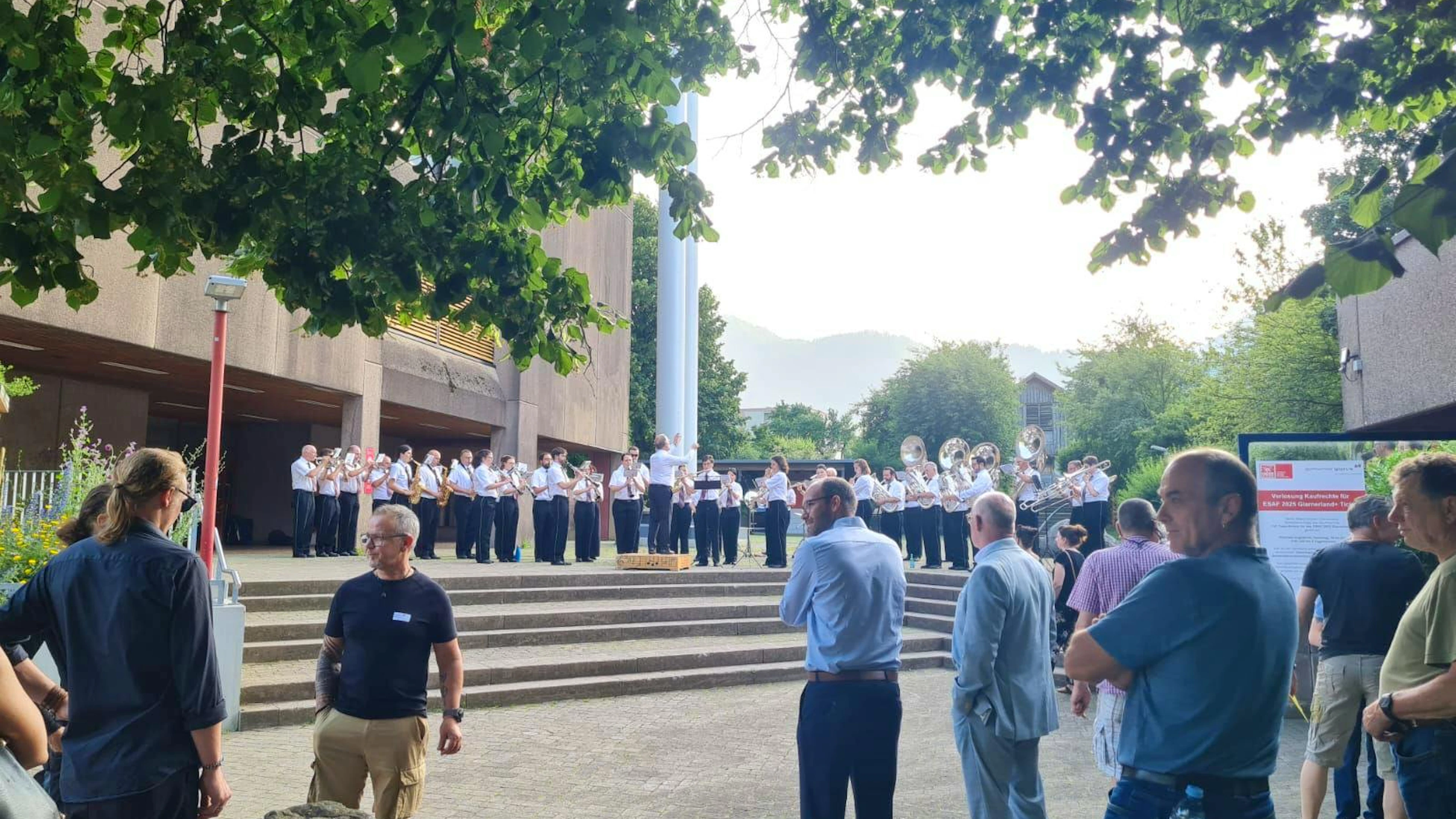 Vor dem Eingang zur Turnhalle Buchholz werden die Stimmbürger*innen von der Harmoniemusik Glarus begrüsst.