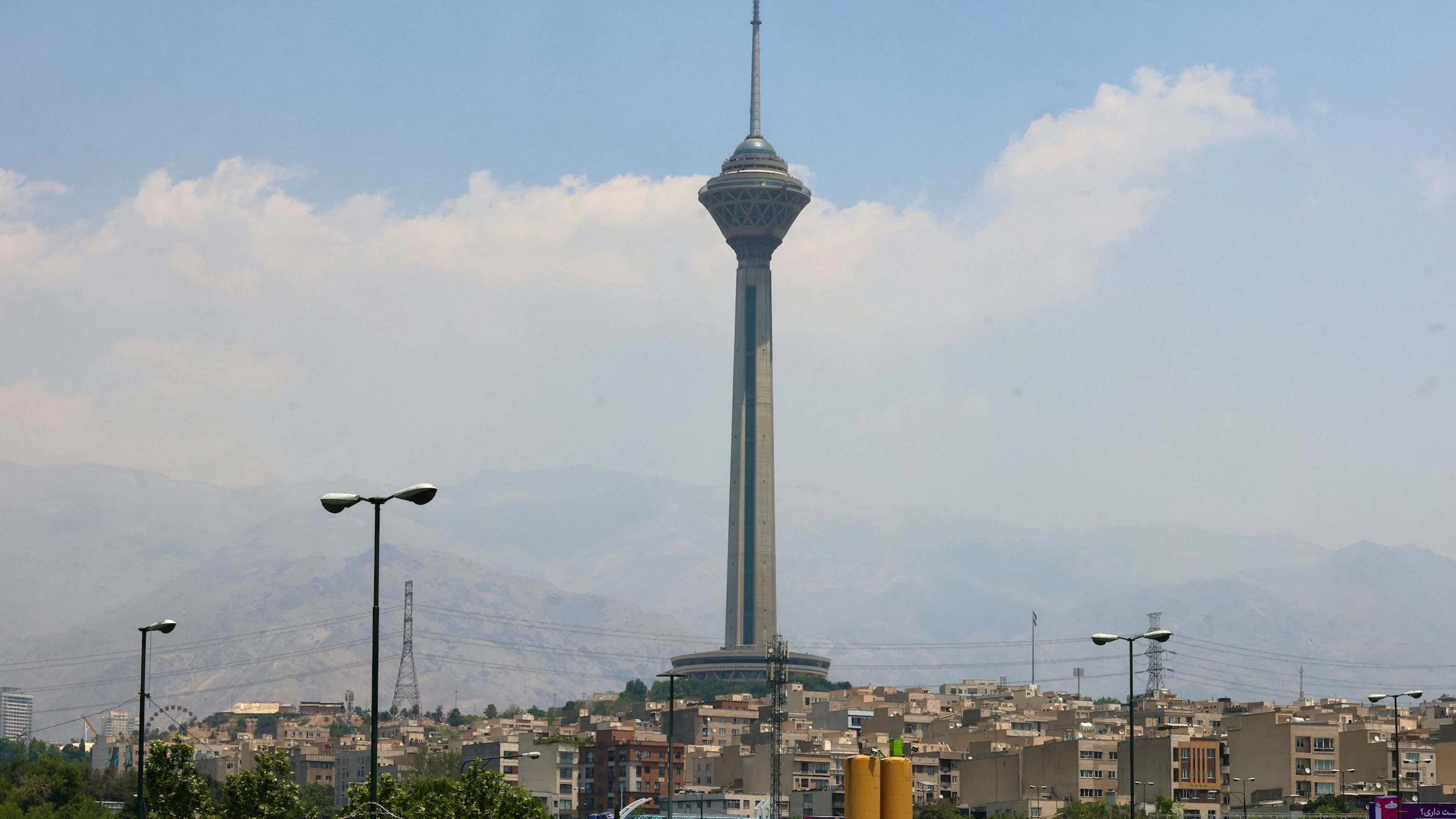 La tour Milad à Téhéran, le 14 juin 2025. Israël dit avoir visé des défenses aériennes près de la capitale, dans un échange de tirs inédit avec l’Iran.